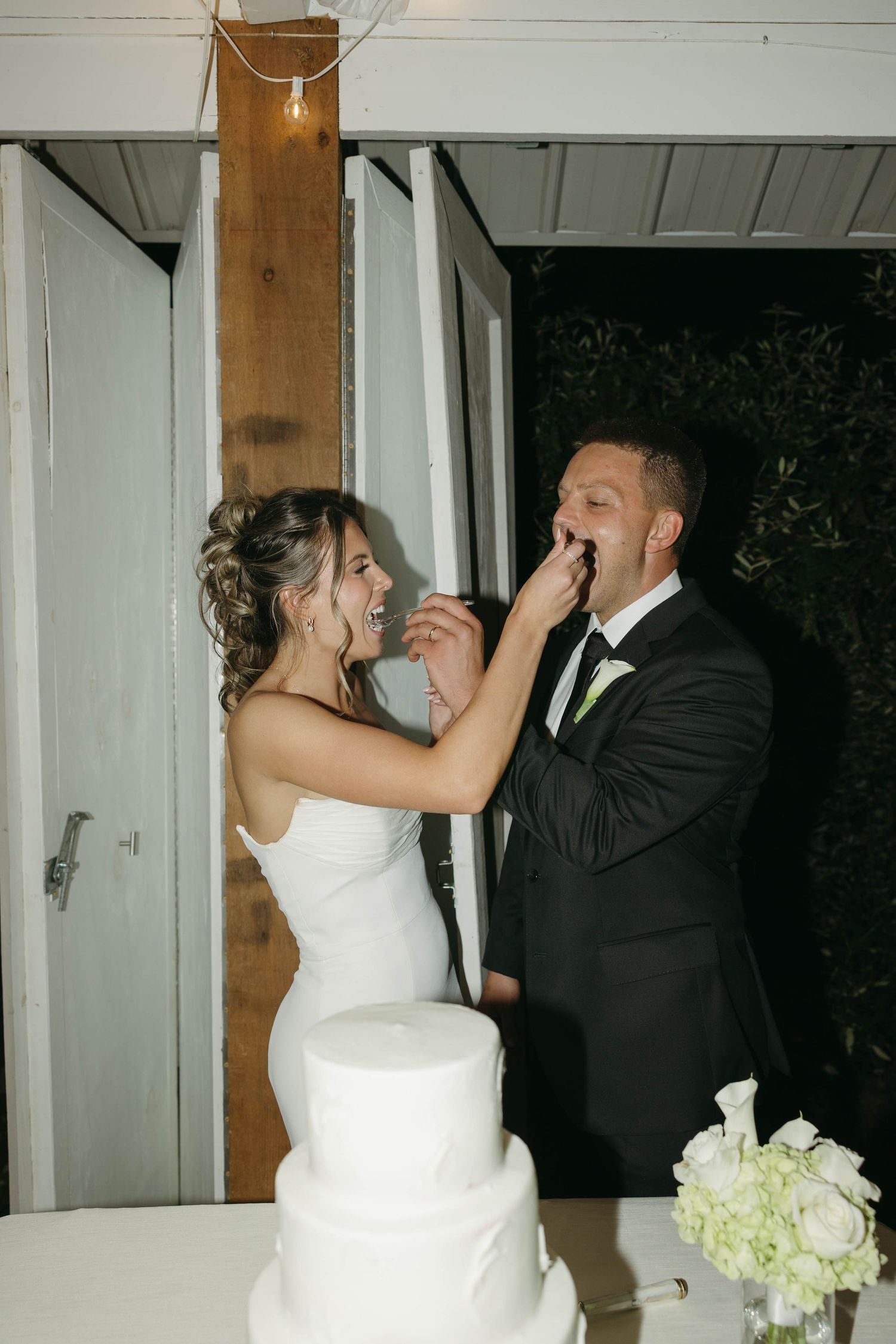 Birmingham Alabama Photographer capturing bride and groom cutting their cake in the reception, at Iris Woods Venue in Nashville, Tennessee