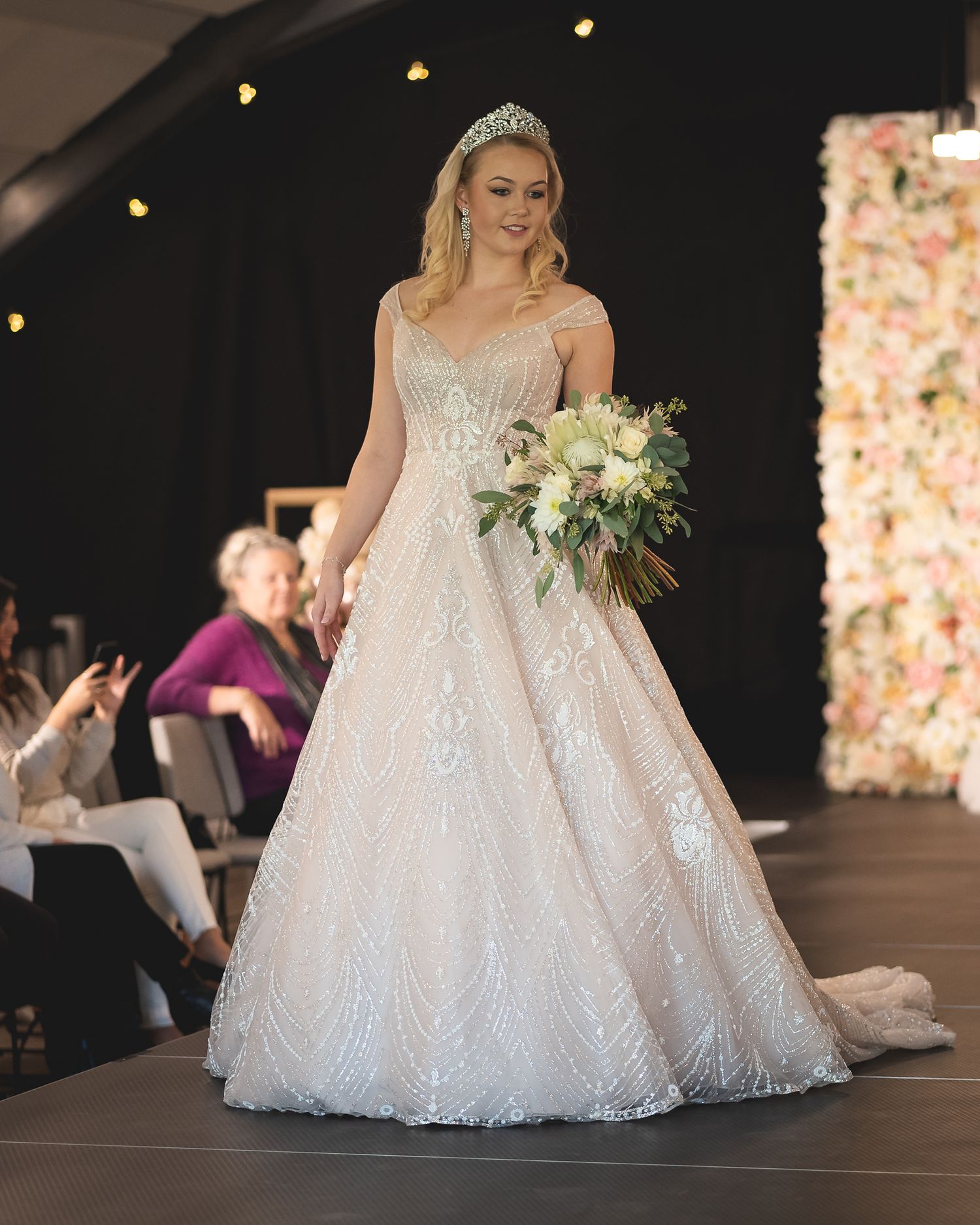Brudemotefotografi – catwalkportrett av brudekjole