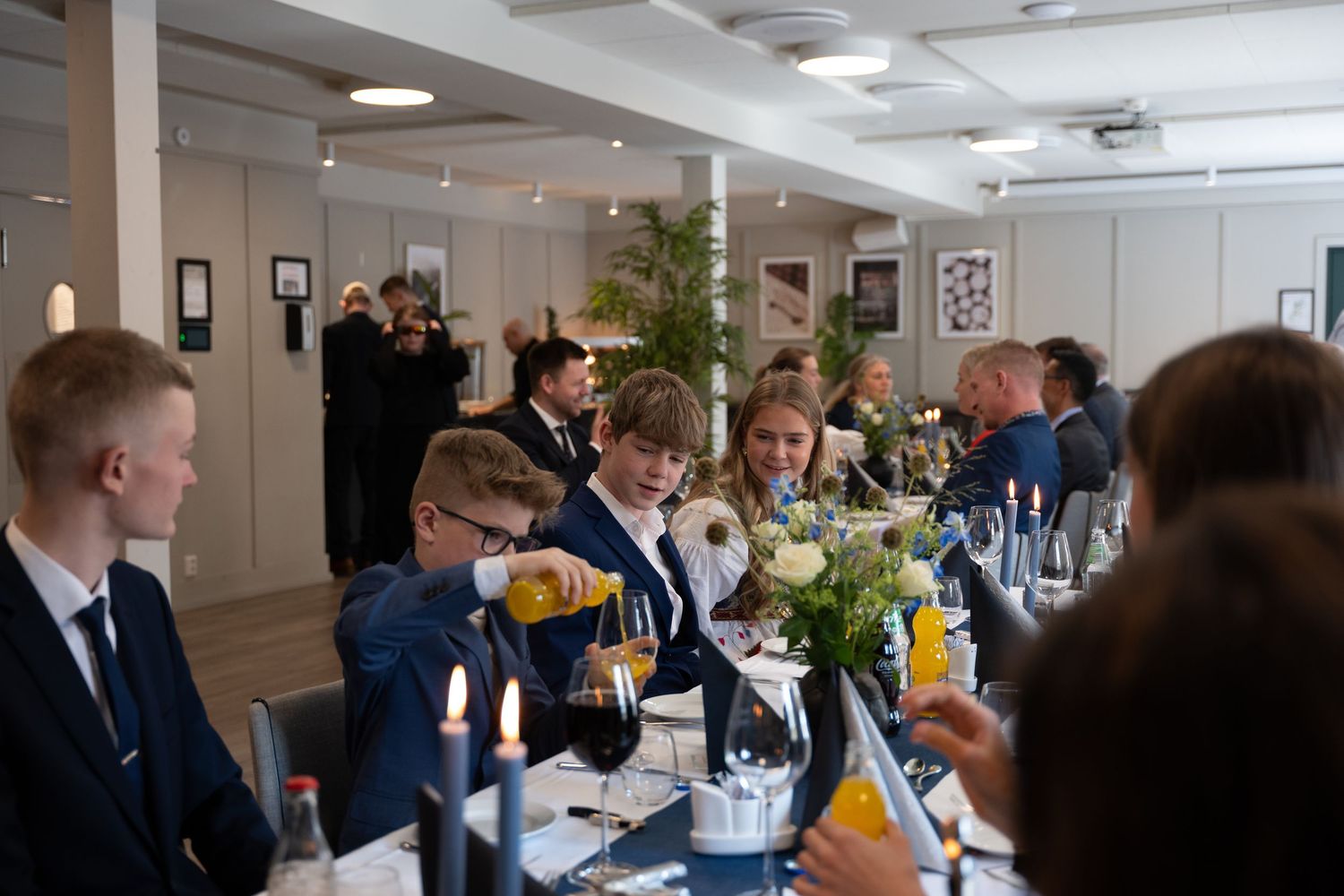 Selskapsfotografi – middag med blomsterdekorasjoner i Vennesla