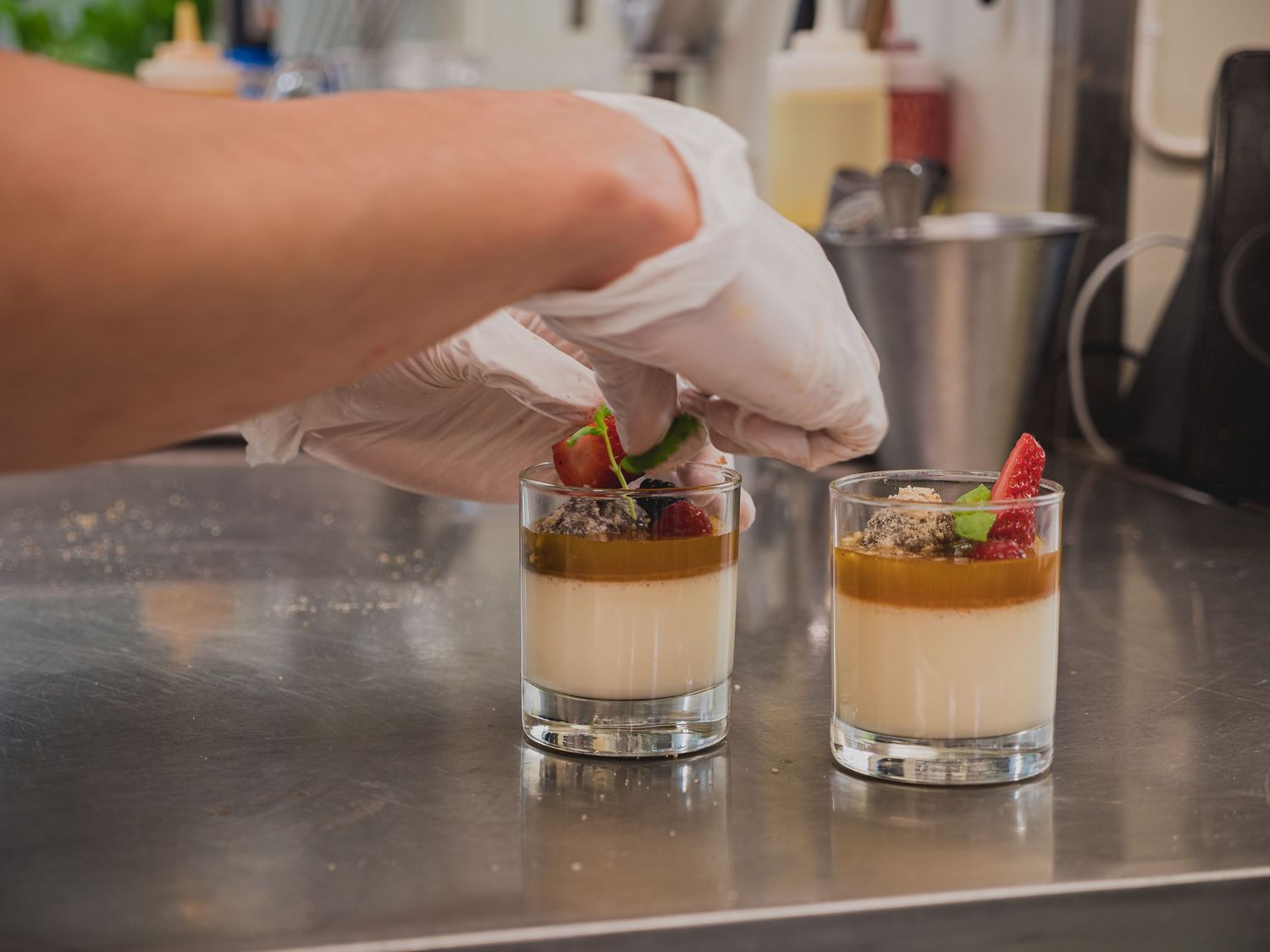 Matopptak – dessertforberedelser med bær på restaurantkjøkken