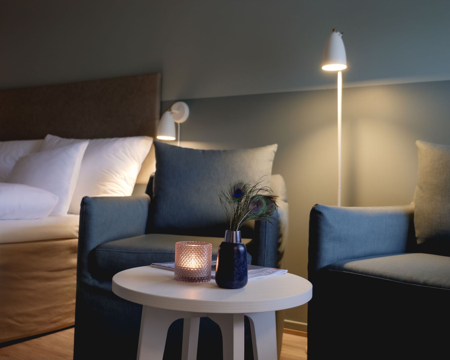 Interiørfoto – moderne stue med myk stemningsbelysning. Strand Hotell