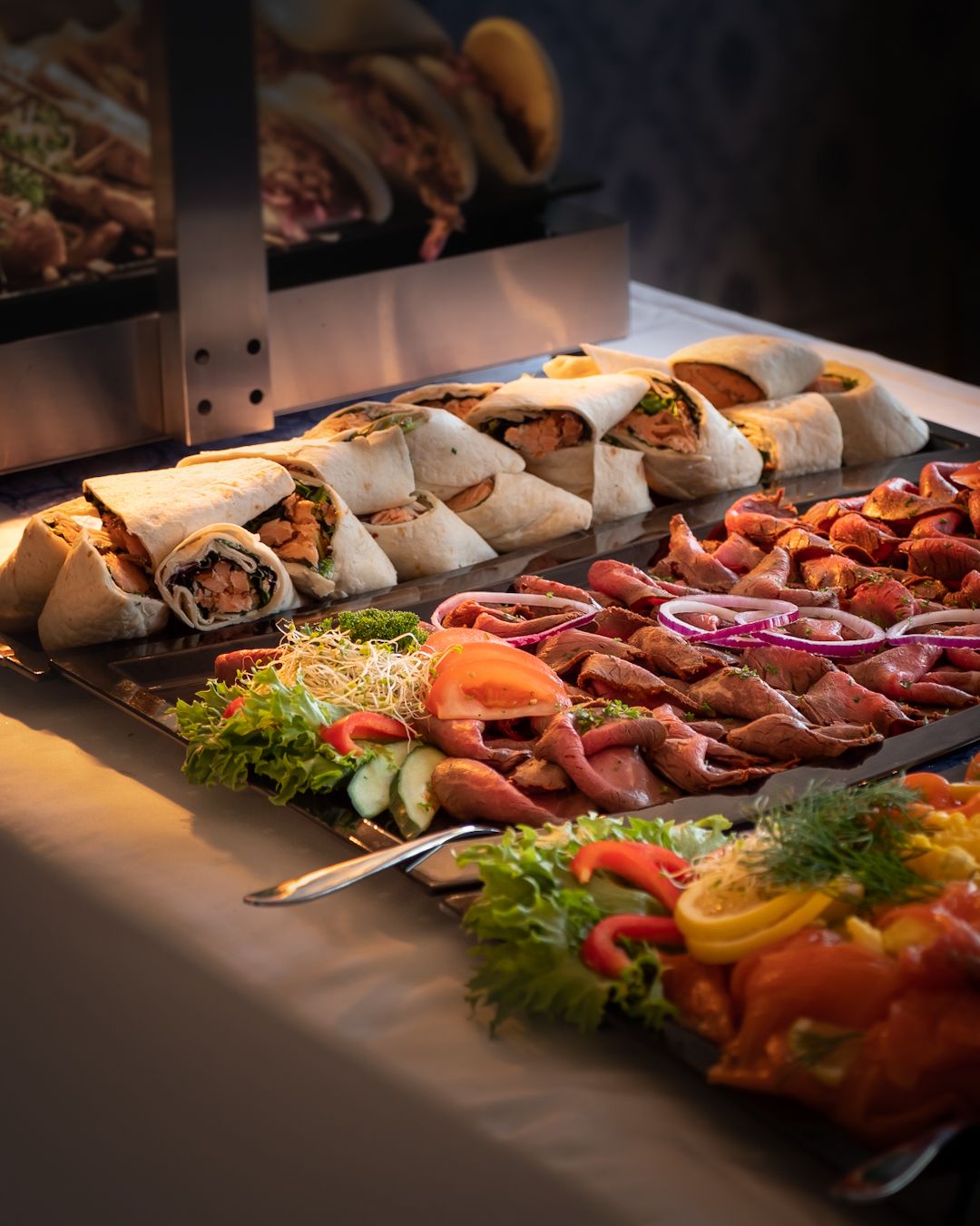 Cateringfoto – assorterte smørbrød og pålegg med pynt