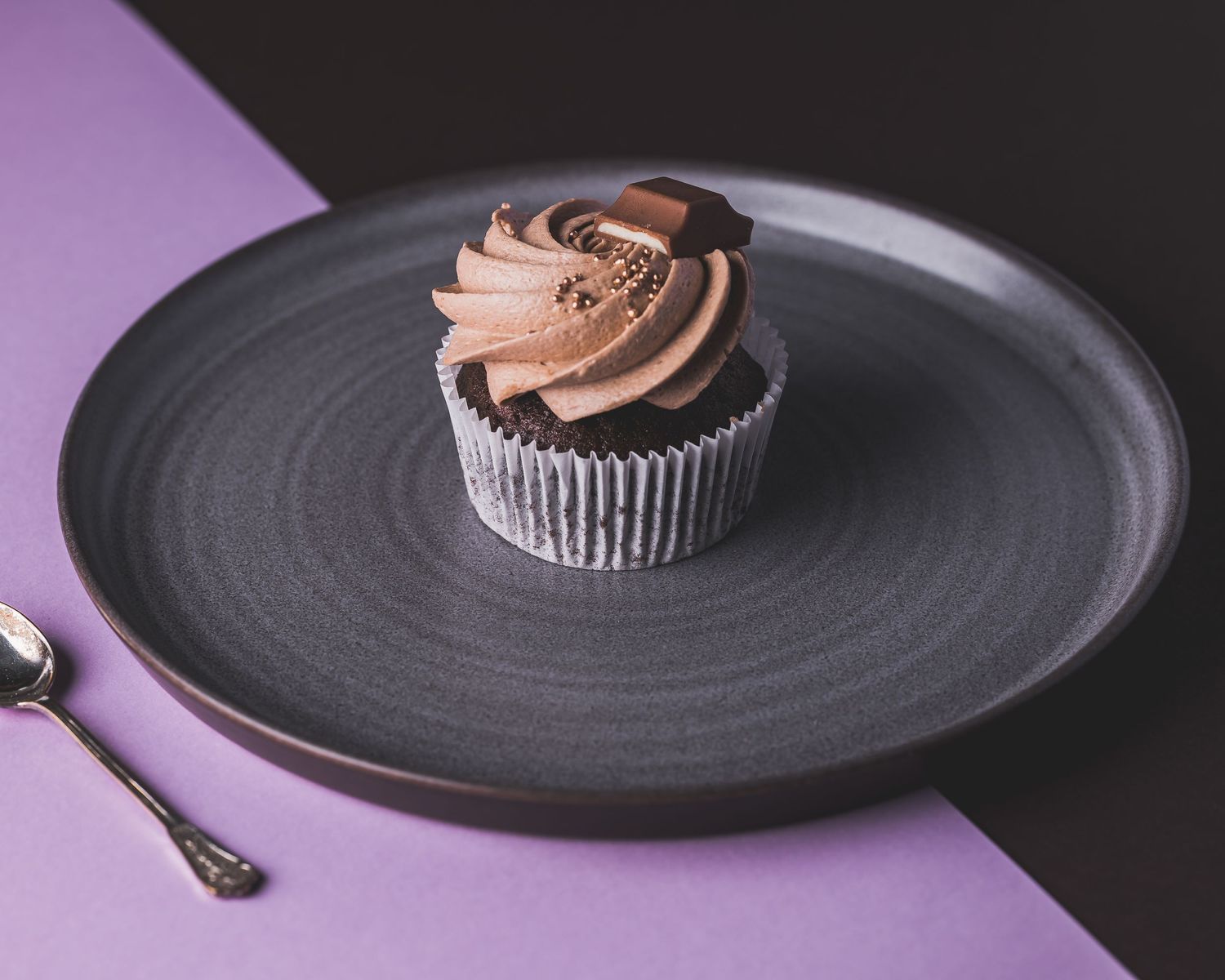 Matfotografi – sjokolademuffins med glasur på keramisk tallerken