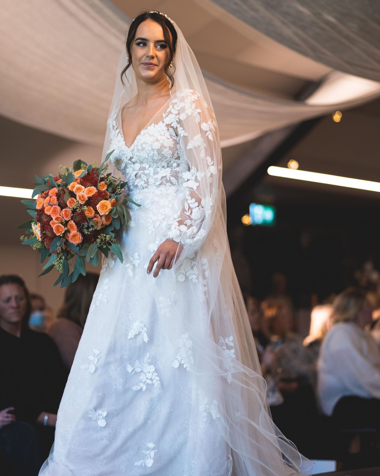 Brudefotografi – innendørs bryllupsbilde med blomsterbukett