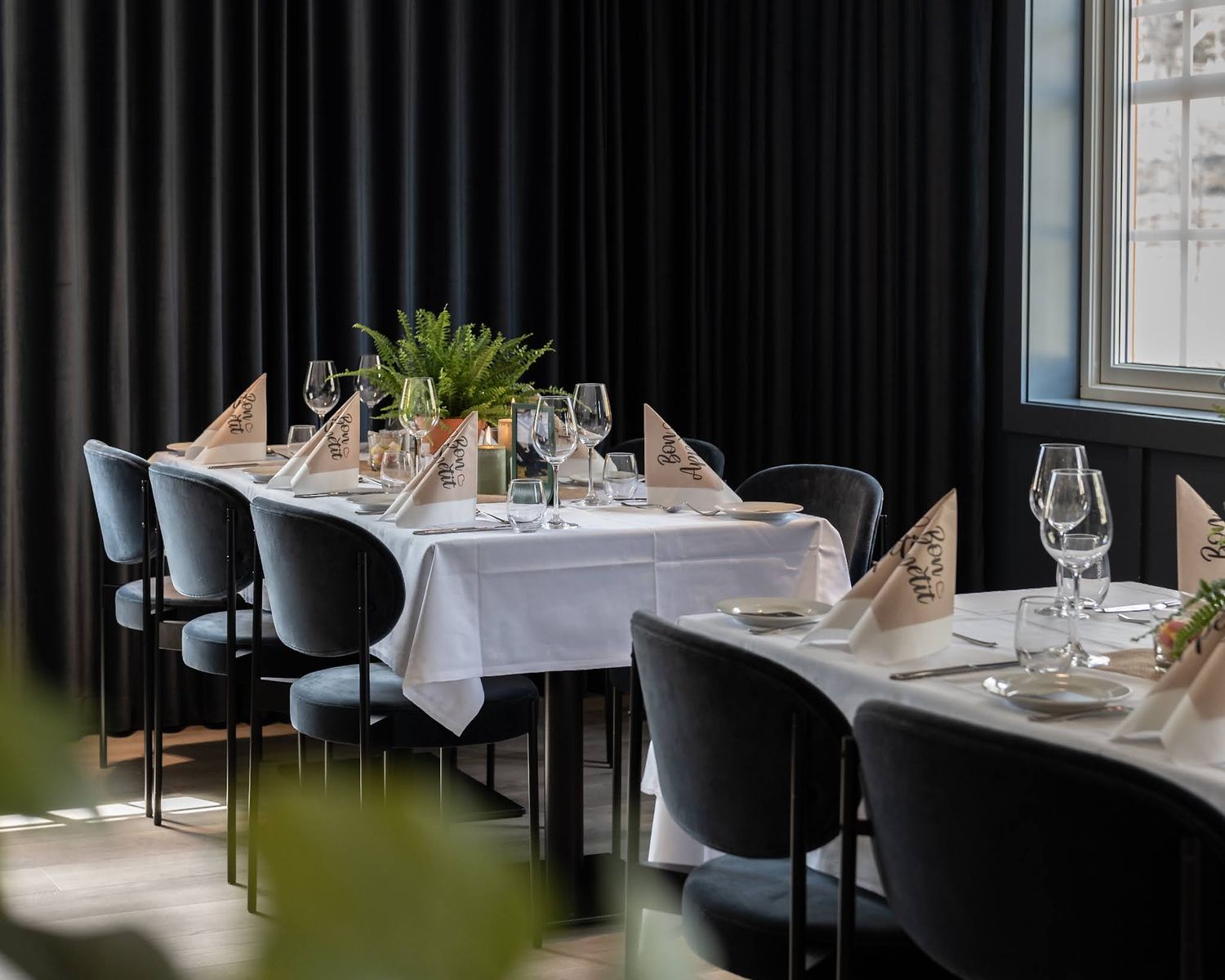 Restaurantfotografi – elegant spiseoppsett med kontrastfarger og moderne design