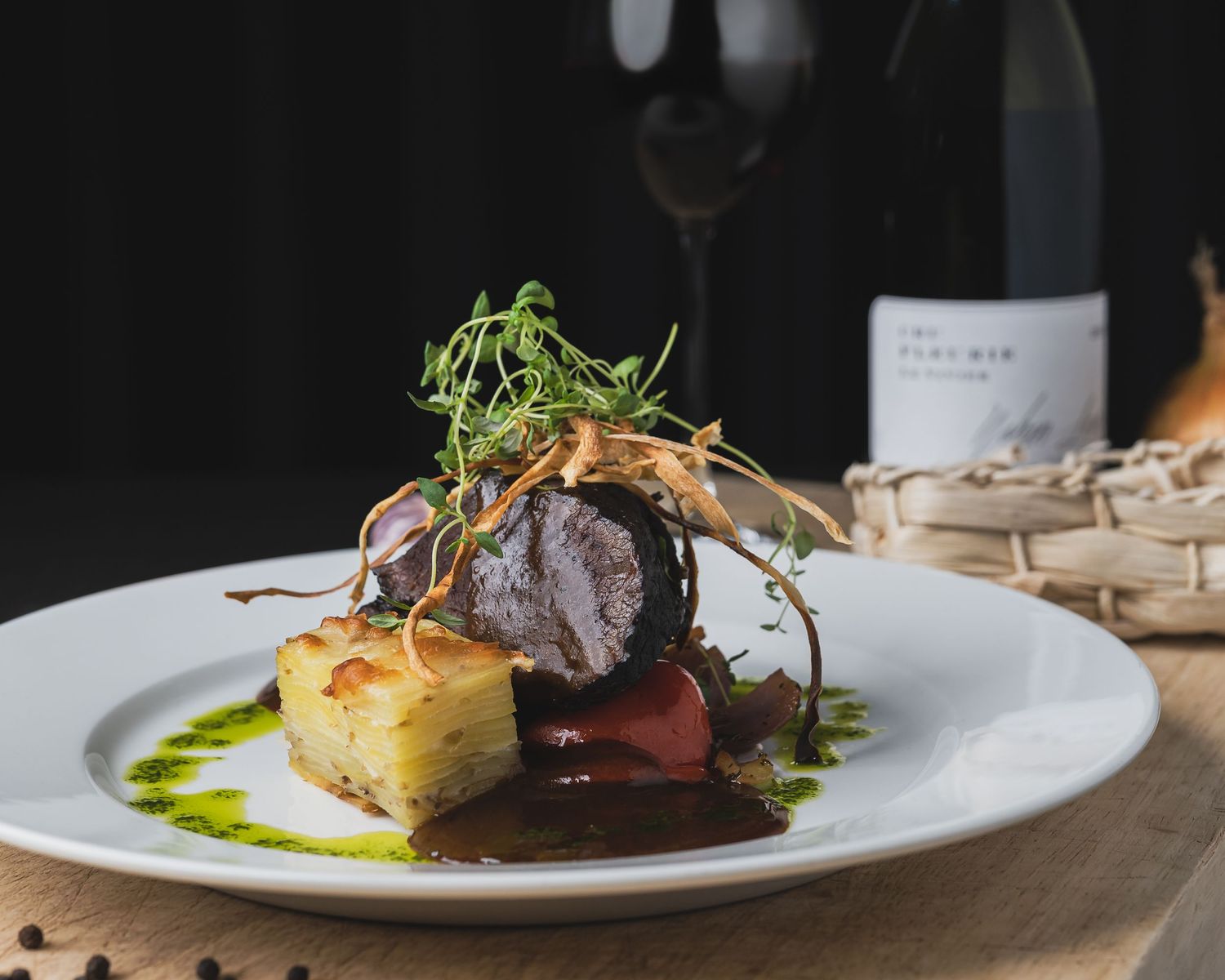 Gourmetfotografi – indrefilet med urter og vin i bakgrunnen
