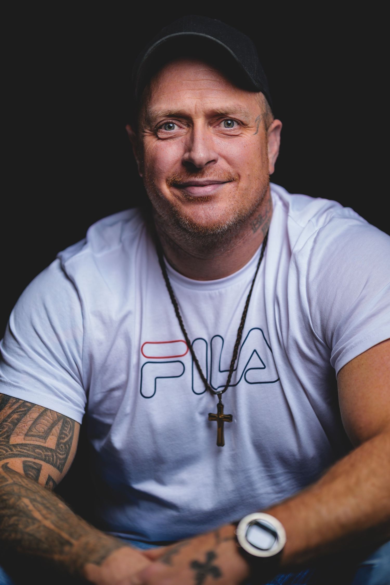 Livsstilsportrett – mann med tatoveringer og streetwear-stil