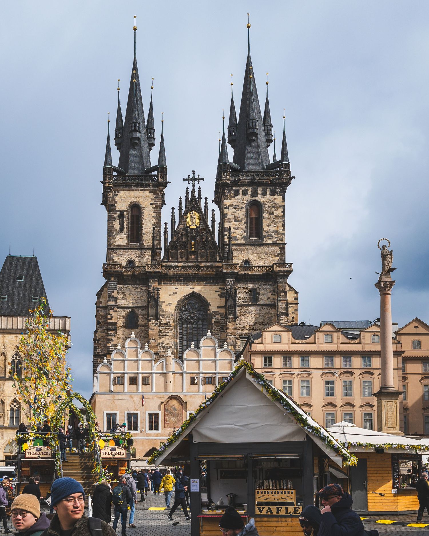 Arkitekturfoto – gotisk kirke i gamlebyen i Praha