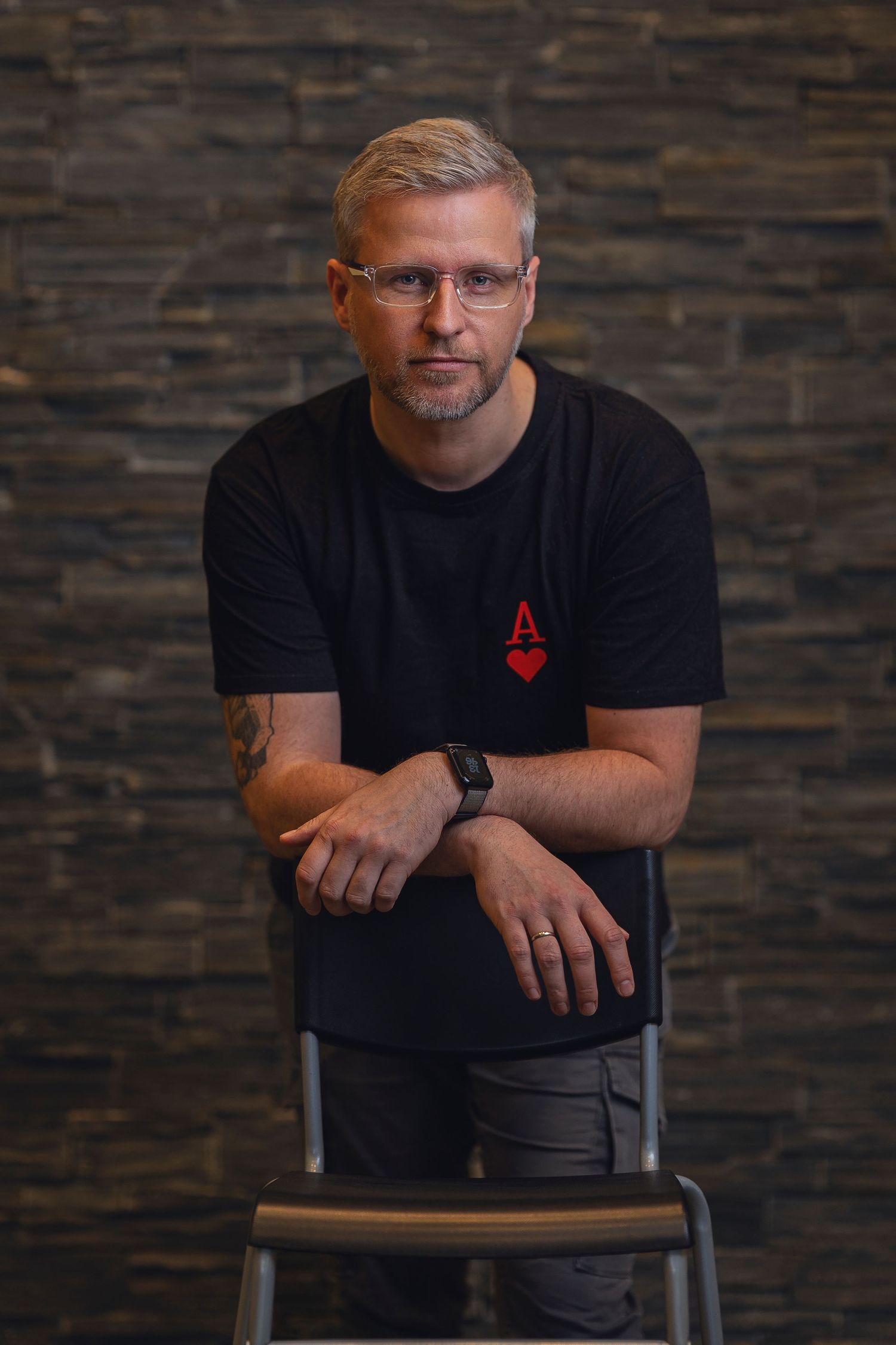Profesjonelt portrett – headshot med stemningsfull belysning og steinbakgrunn
