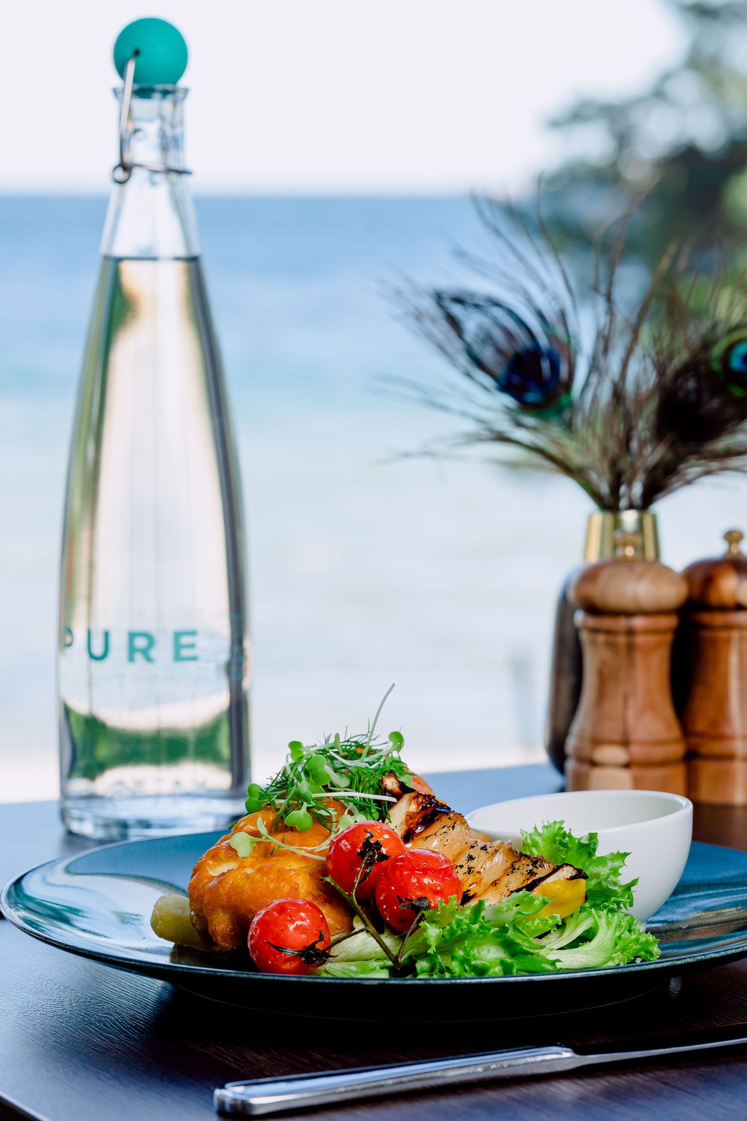 Matfotografi – gourmettallerken med havutsikt og Pure-flaske