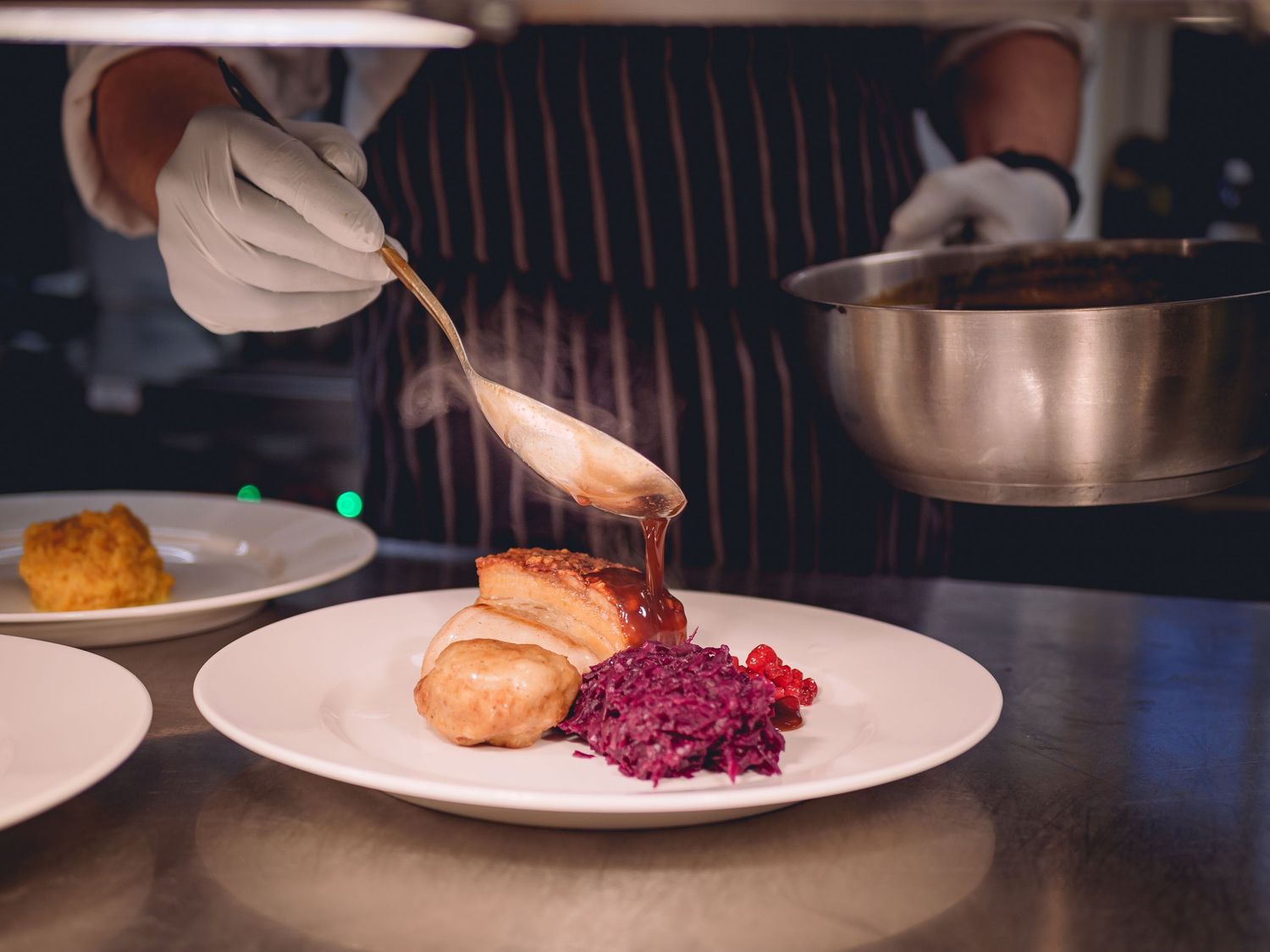 Matfotografi – gourmetanretning på restaurantkjøkken