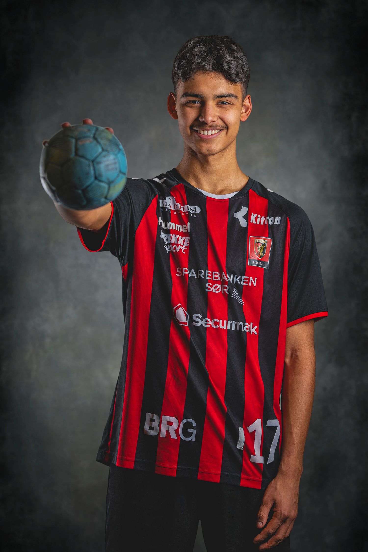 Sportportrett – ung håndballspiller i drakt med ball