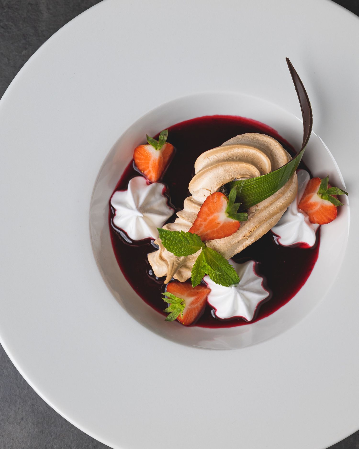 Dessertfoto – bærsaus og marengs med mynte pynt