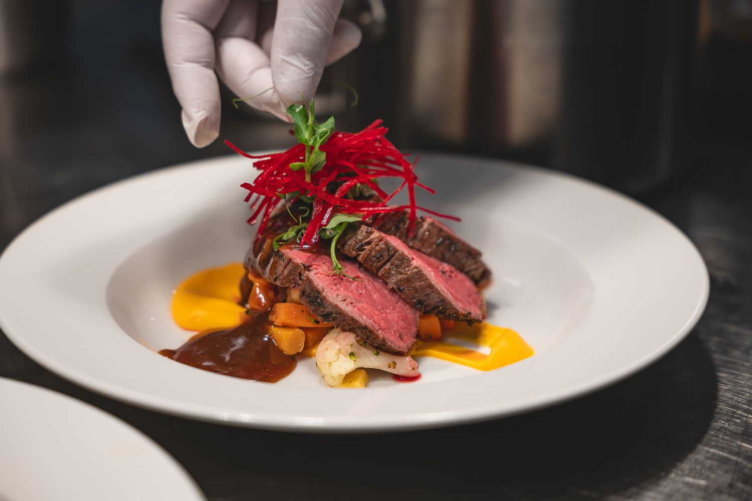 Gourmetmat – medium stekt biff med fargerik pynt
