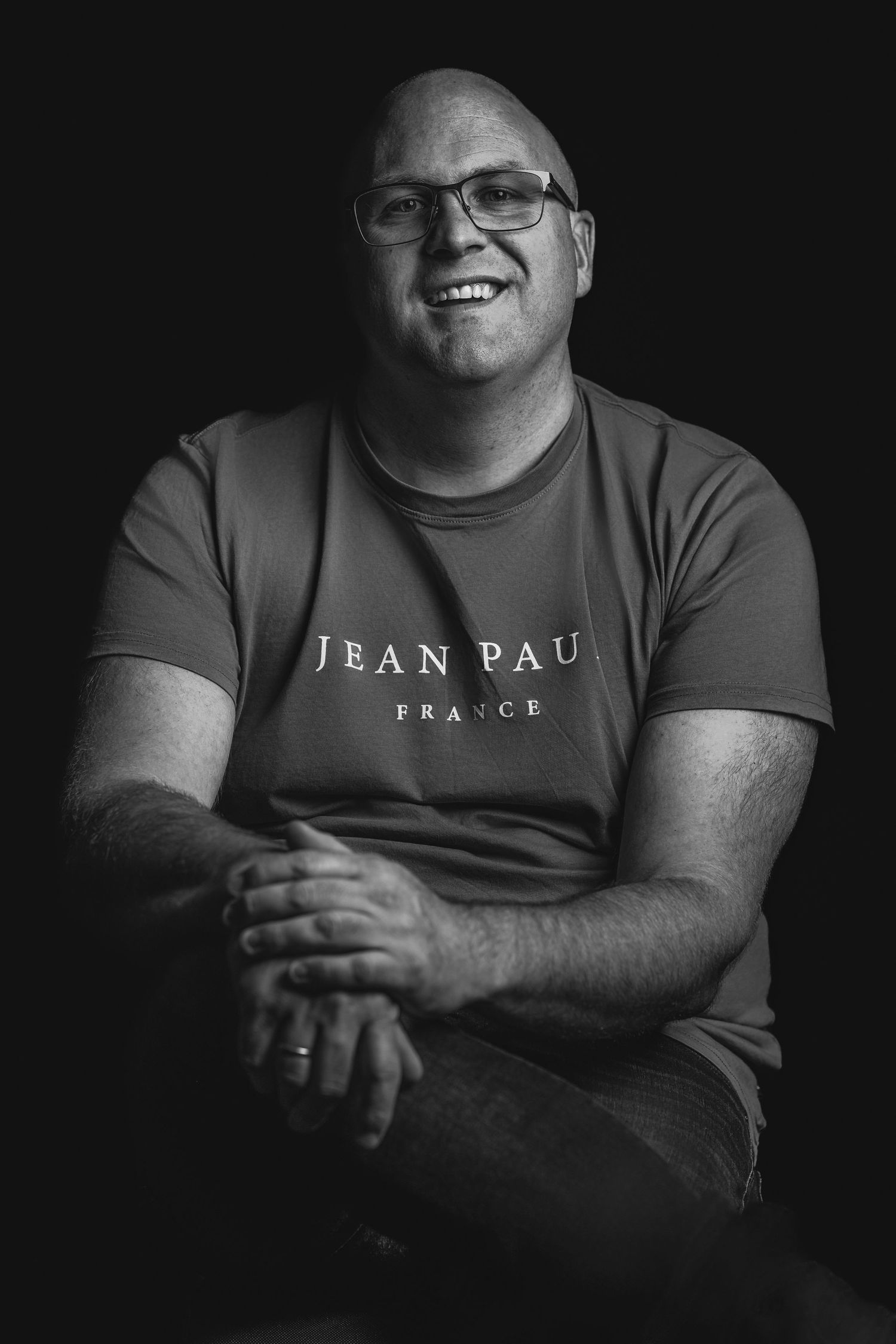 Portrett i studio med mørk bakgrunn – motepreget fotografering i Kristiansand