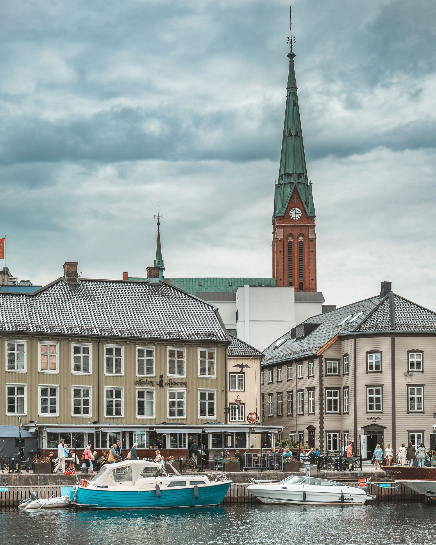 Reisebilder – kystby med kirke og båthavn i Arendal