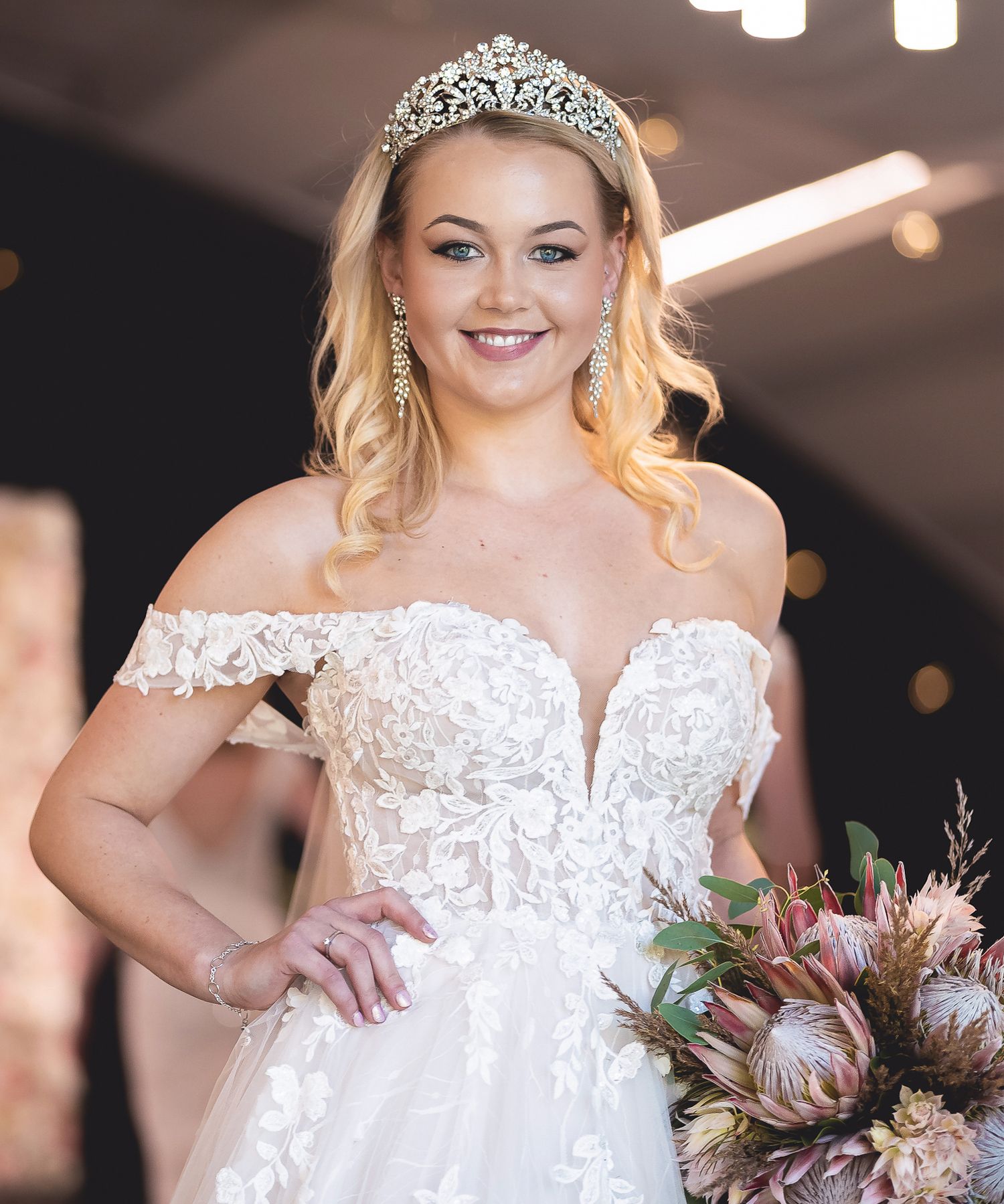 Brudeportrett – blondekjole og tiara i bryllupsfotografi