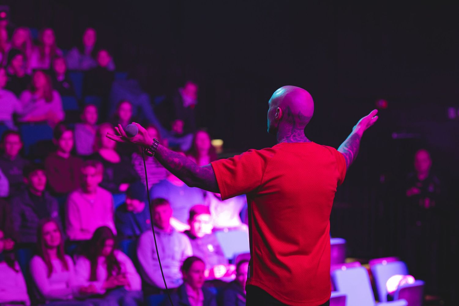Scenekunstner – konsertfoto med lilla scenelys
