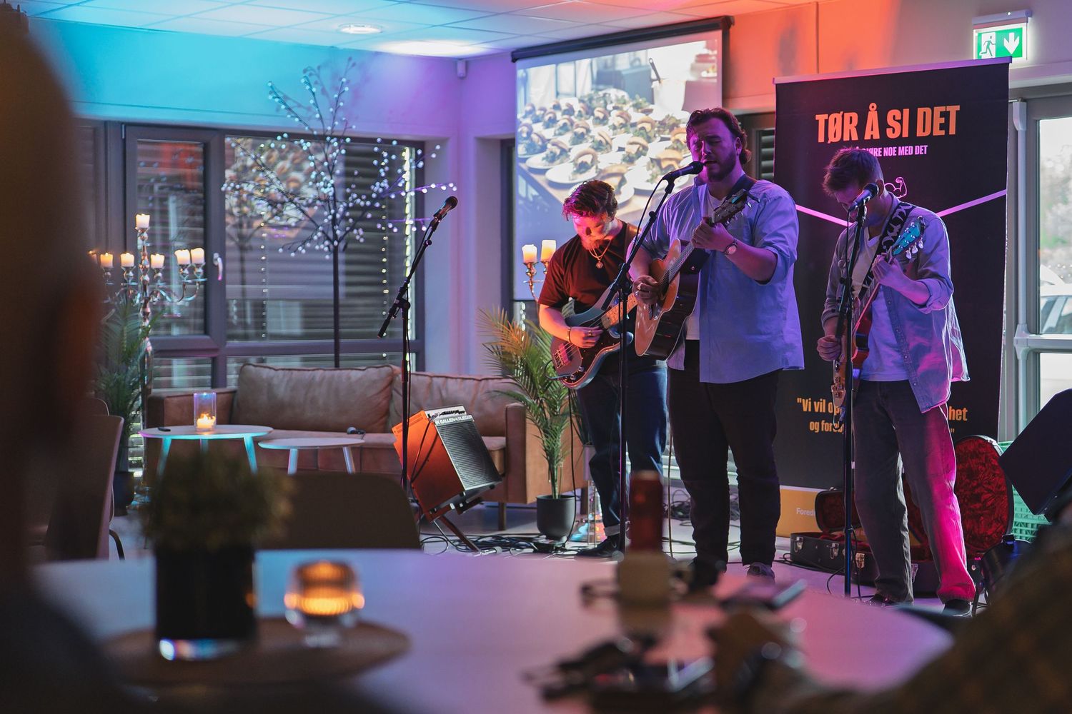 Liveband på scene – musikkfotografi fra konsert i Froland