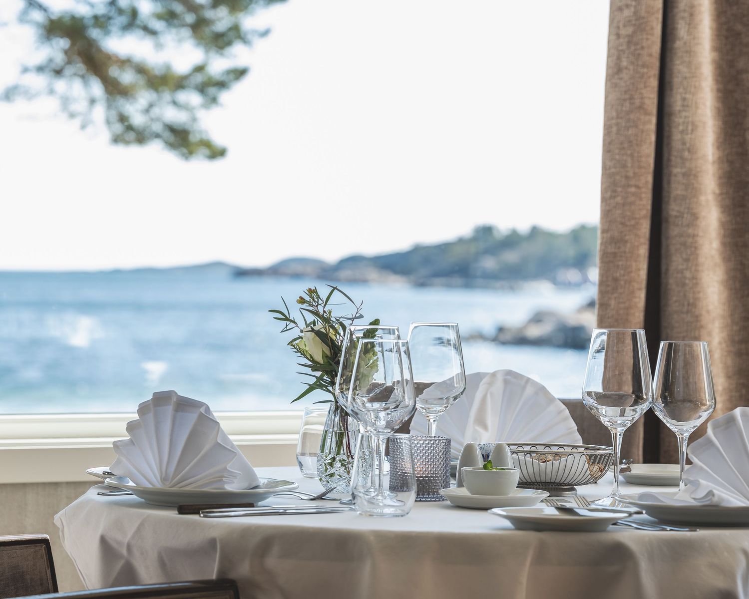 Restaurantfotografi – spisebord med sjøutsikt i Sørlandet