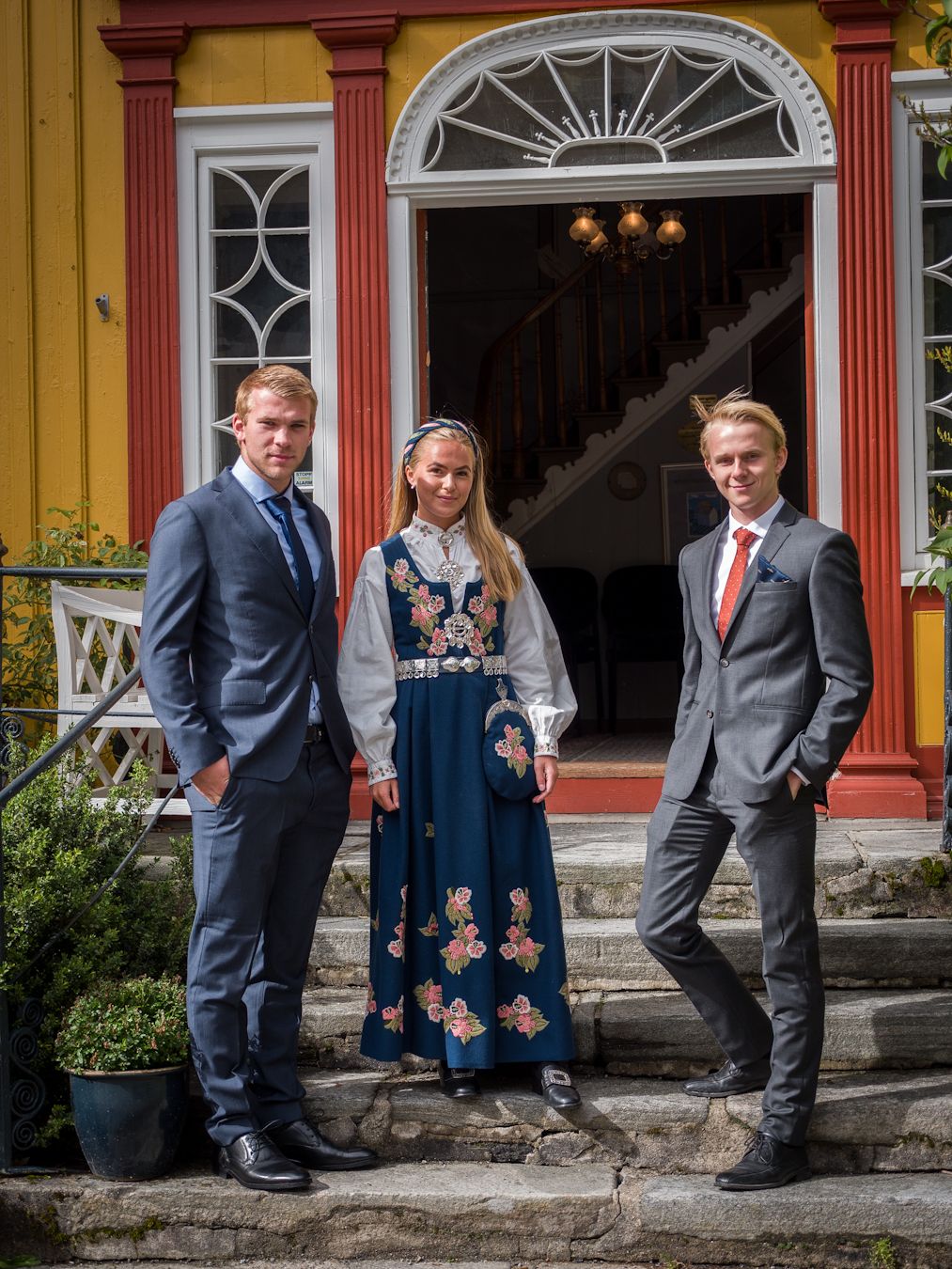 Eventportrett – gruppebilde foran historisk bygning