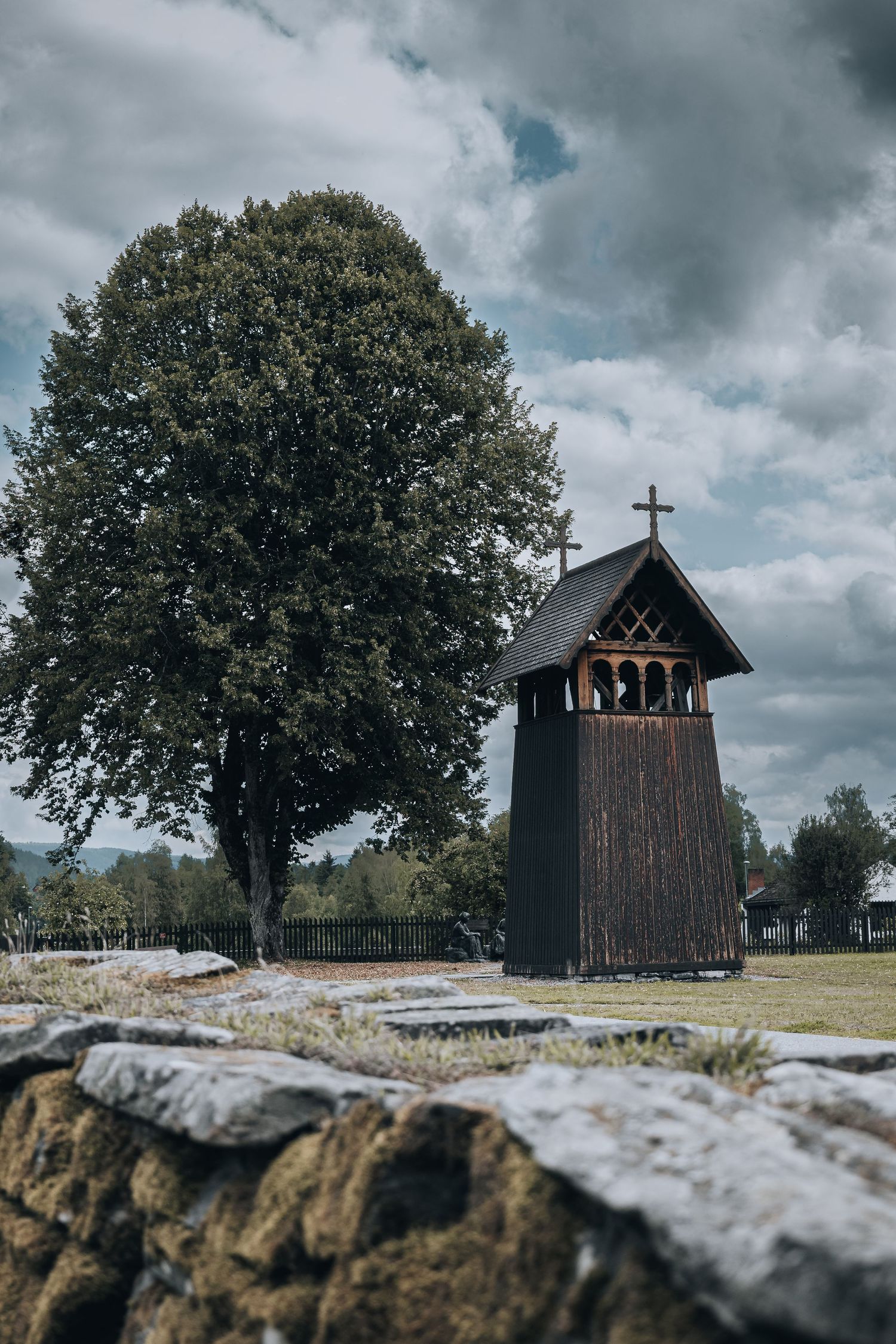 Rustikk klokketårn – stemningsfullt lokasjonsbilde i Norge