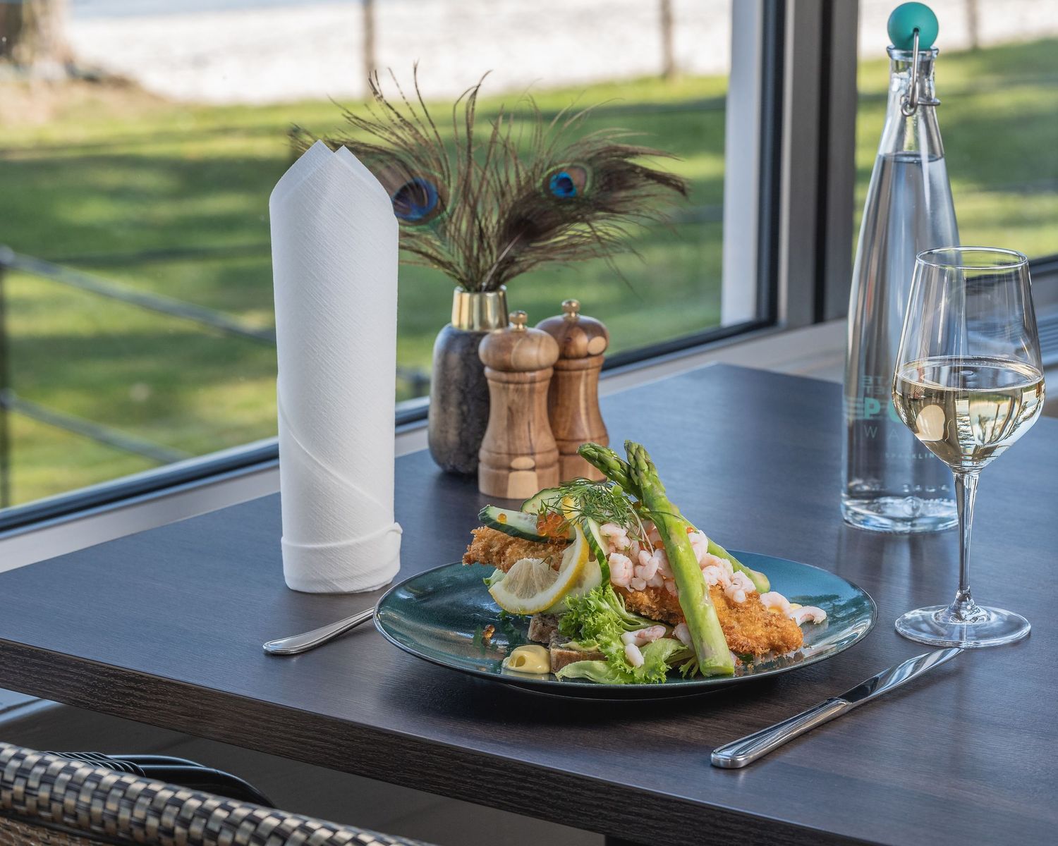 Matfotografi – salat og vin med utsikt mot hagen