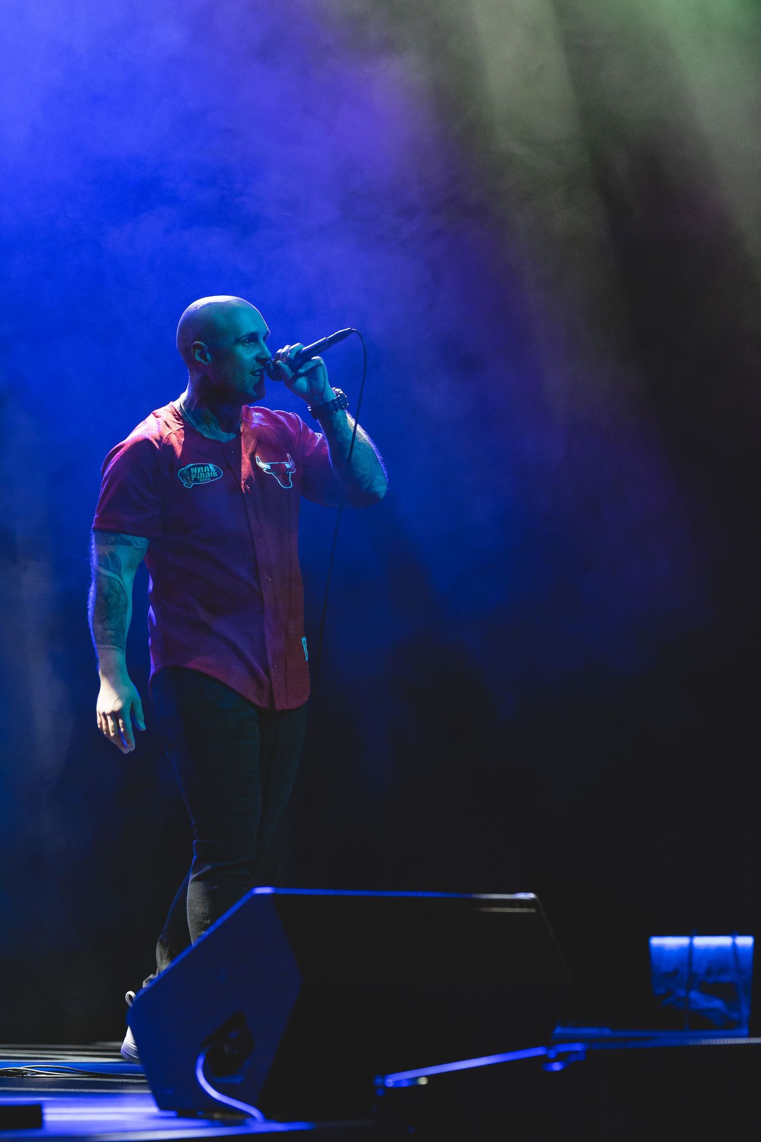 Konsertfoto – dramatisk silhuett i blå scenerelys