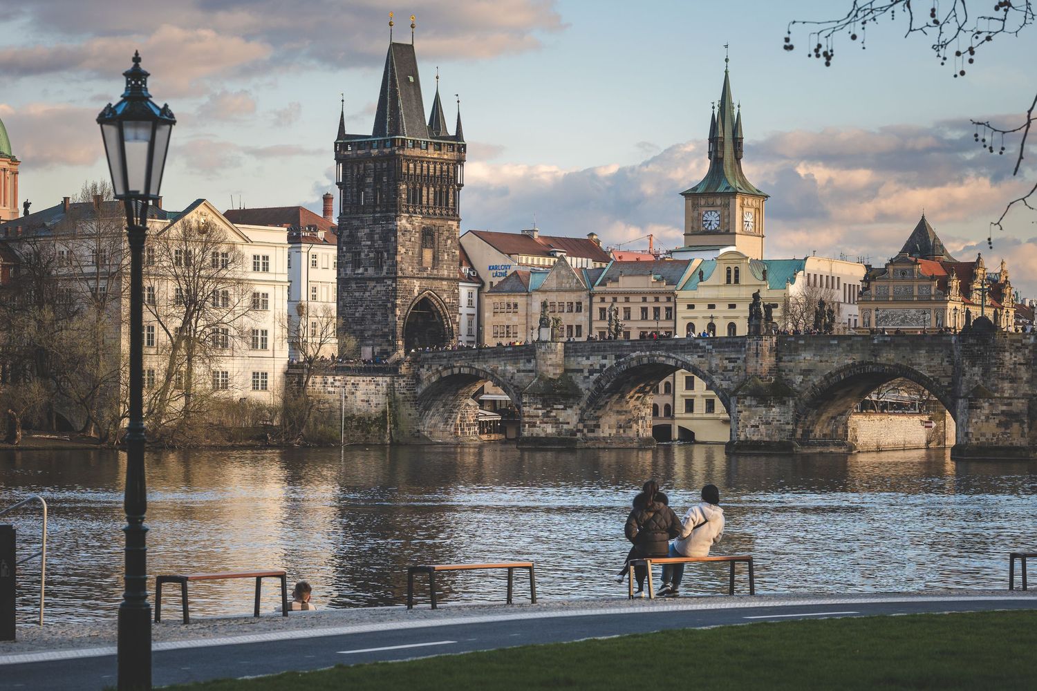 Karlsbroen i Praha – bylandskap ved solnedgang