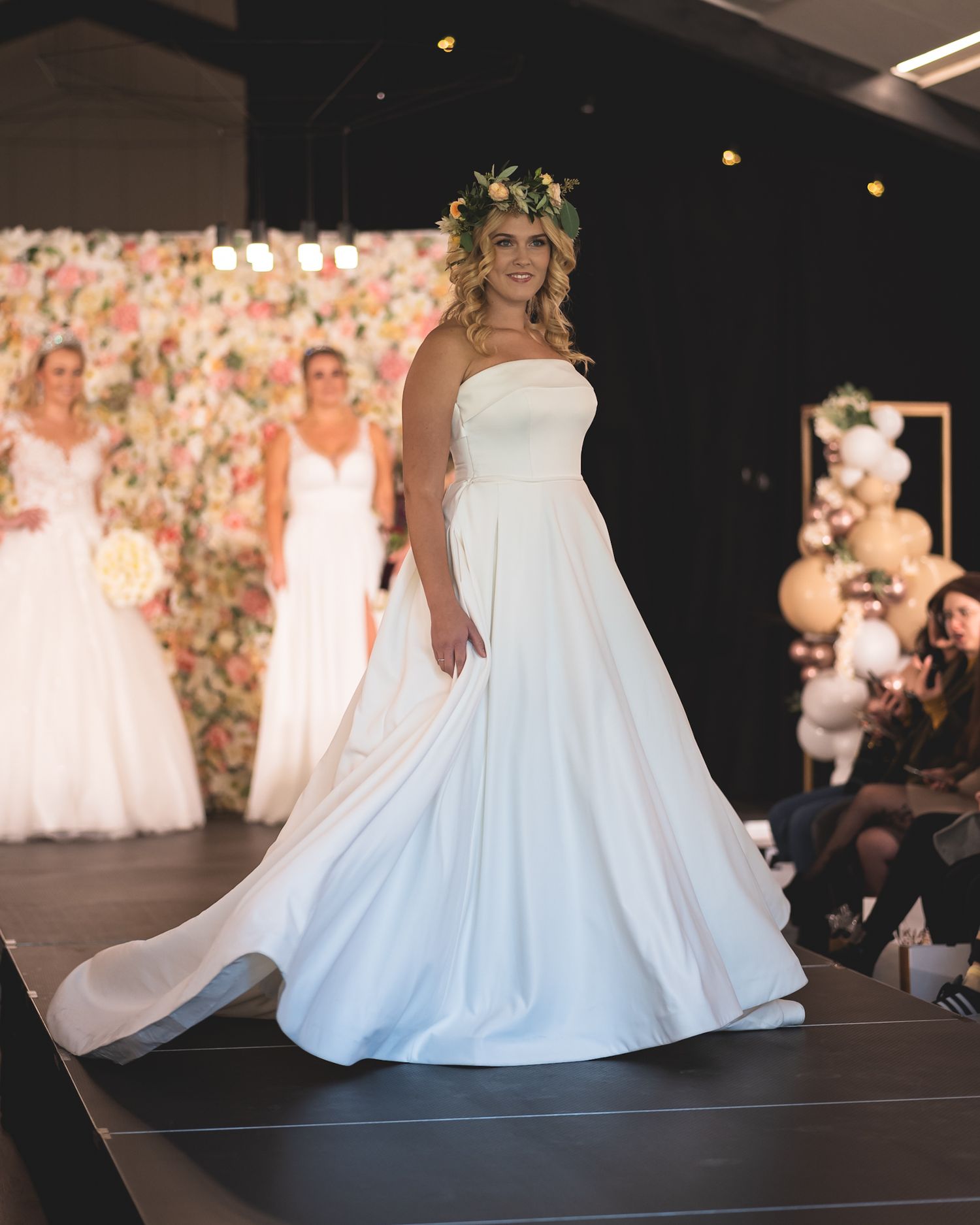Brudekjole på catwalk – motefotografi for bryllup