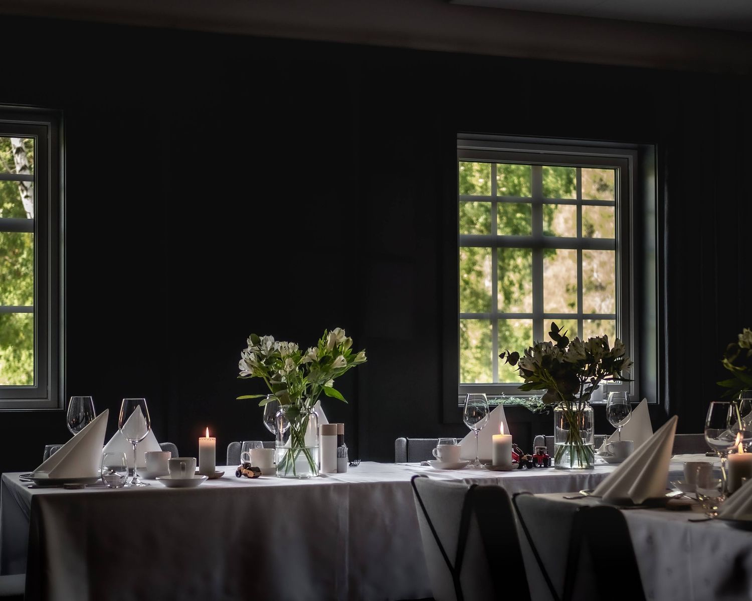blomsterdekor ved selskapsbord med naturlig lys