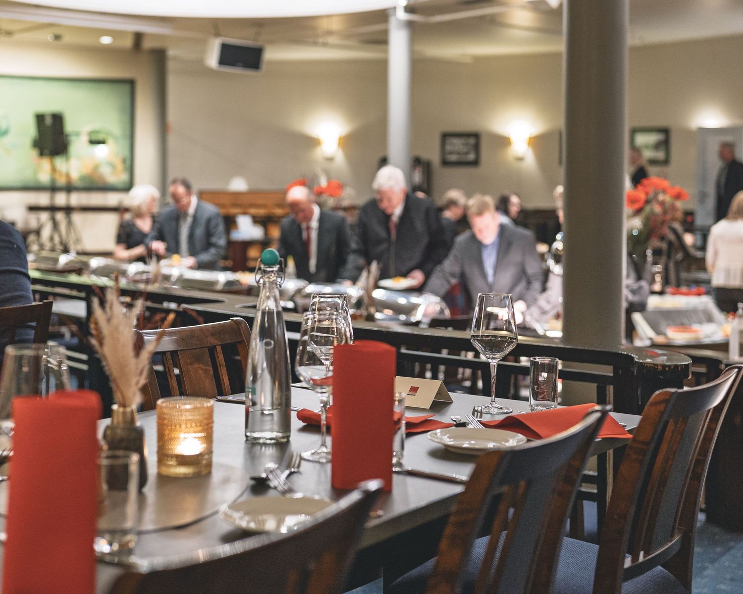 Restaurantinteriør – dekket bord og røde stoler