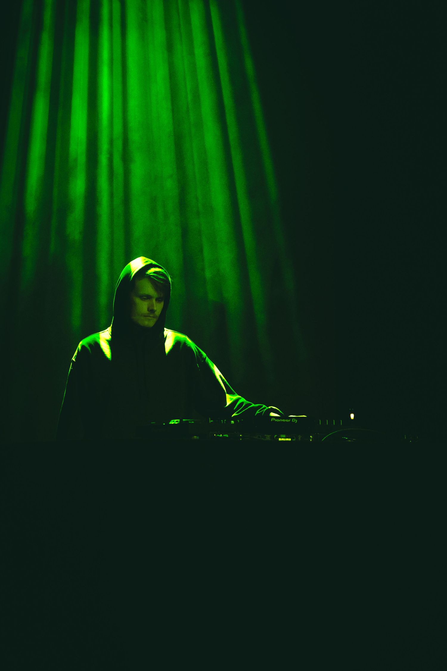 DJ-opptreden – live-eventfoto med grønt scenelys