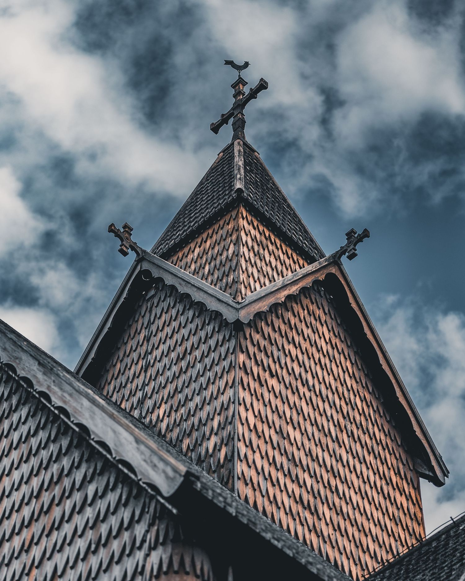 Arkitektonisk detalj – kirketårn i Heddal fotografert av Mirabal Chessal