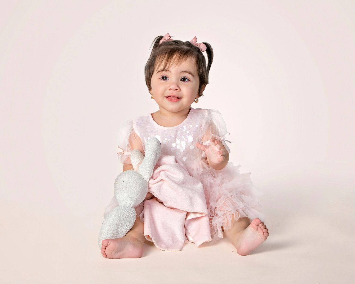 1-year-old baby milestone session in Rochester, MI by Jocelyn M. Photography—baby girl in pink tutu with stuffed bunny.