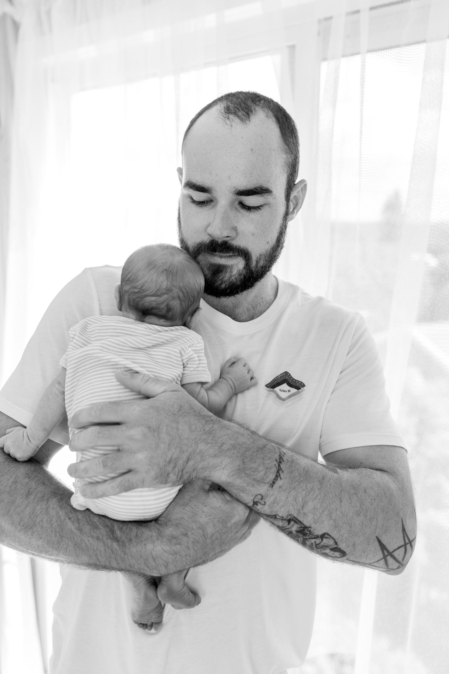 Natural, unposed newborn moments in a cosy home setting.