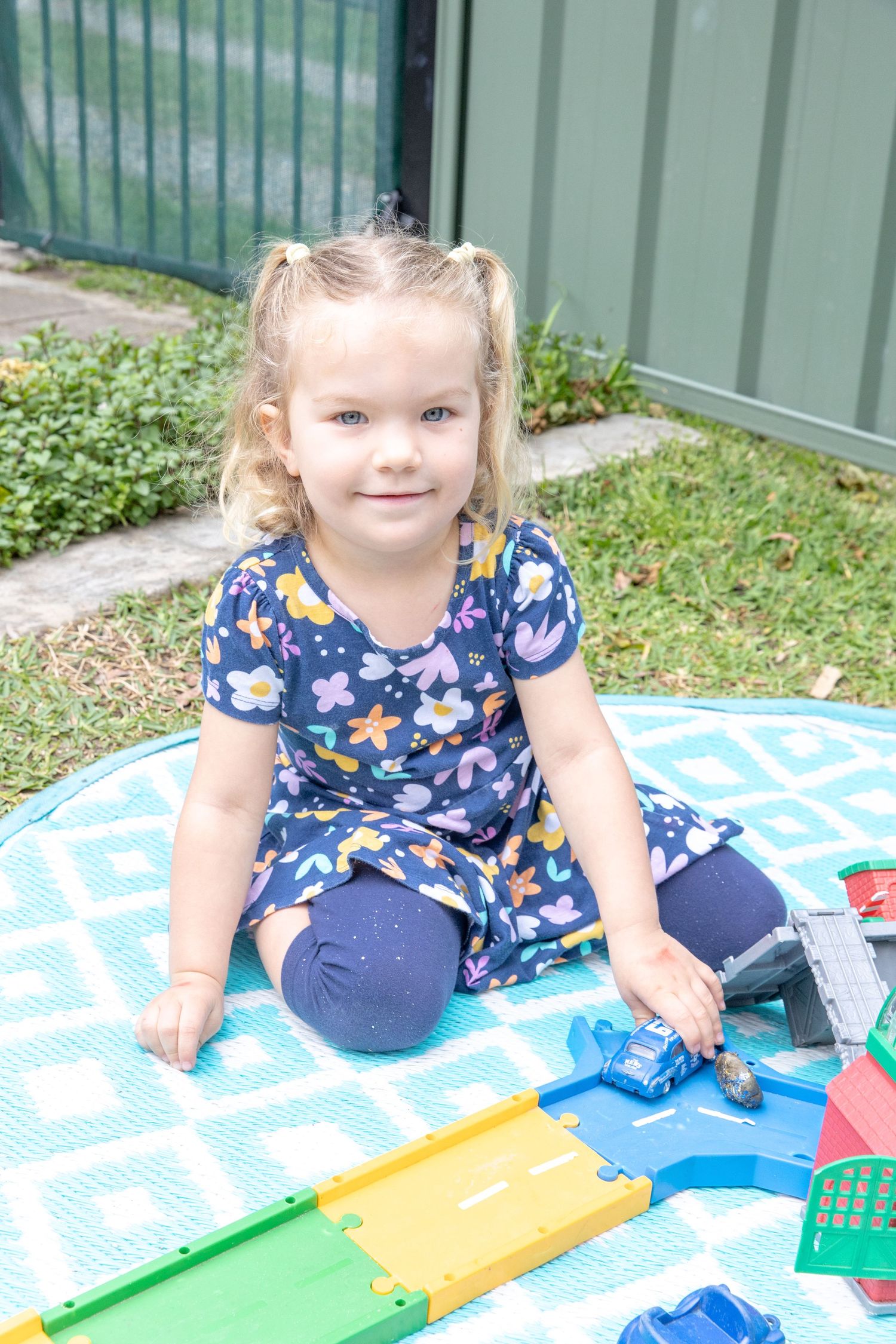 Candid preschool moment with children playing outdoors. Coffs Coast photographer.