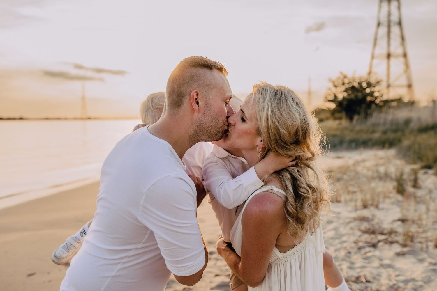 Familienshooting an der Elbe, Hamburg, Sonnenuntergang, Kinder, Fotoshooting, Glücksmomente Kerstin Jochens, Kleid, authentisch, emotional