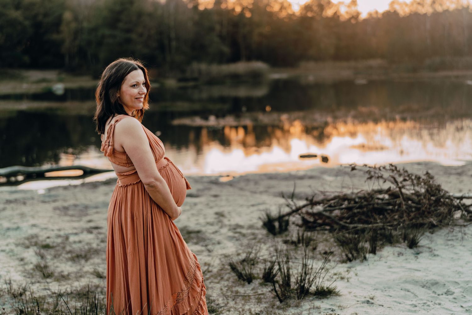 Babybauchfotografie, Glücksmomente Kerstin Jochens, Schwangerschaft, Babybilder, Schleswig-Holstein, Sonnenuntergang, authentisch, Kleid