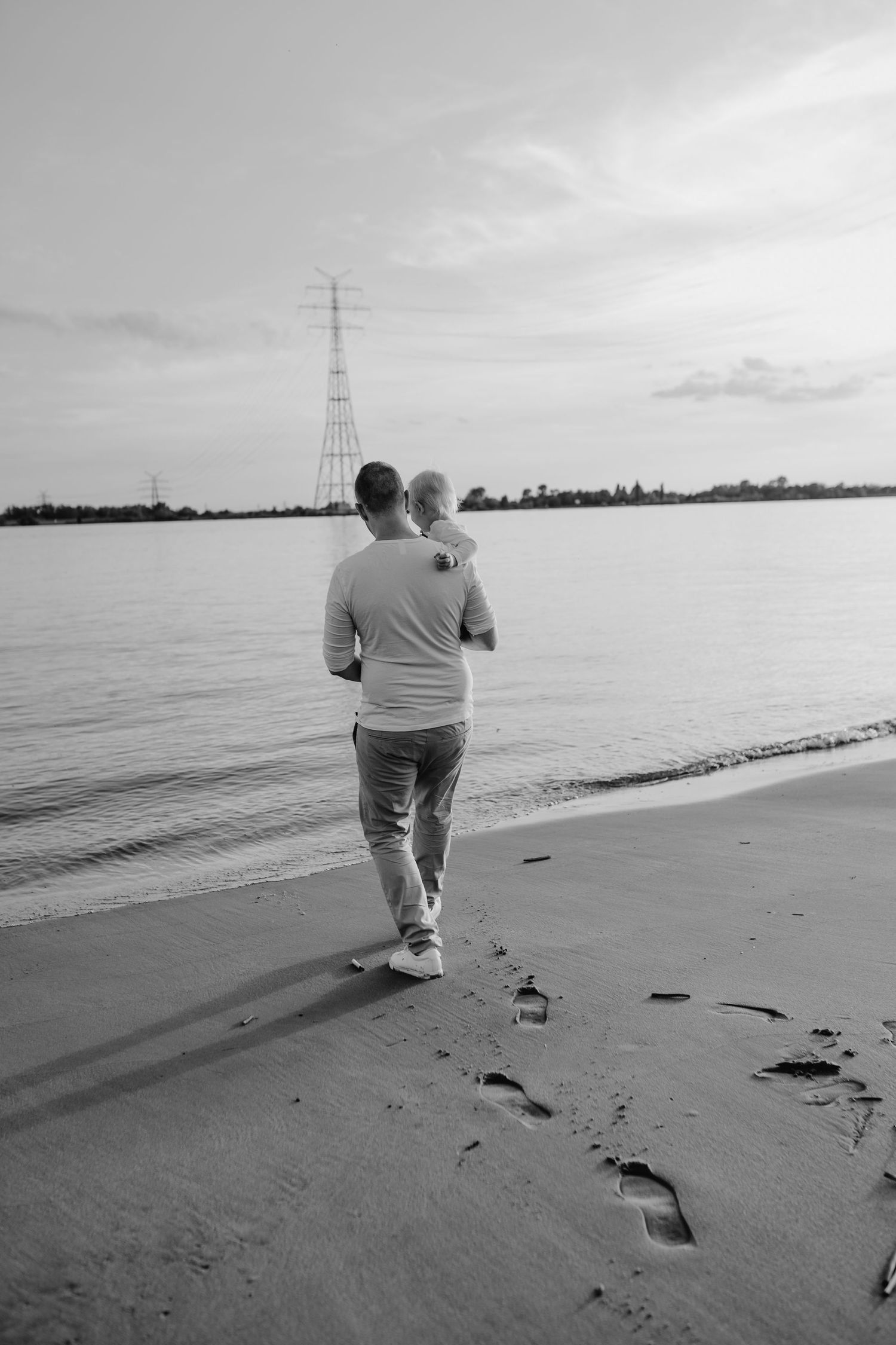 Familienshooting an der Elbe, Hamburg, Sonnenuntergang, Kinder, Fotoshooting, Glücksmomente Kerstin Jochens, Kleid, authentisch, emotional