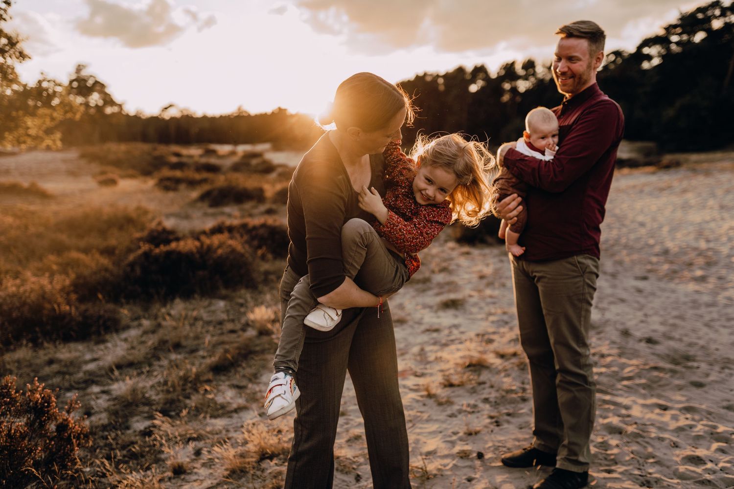 Familienshooting Schleswig-Holstein, Wedel, Sonnenuntergang, Familienfotos, Glücksmomente Kerstin Jochens, Kinder, authentisch, Sunset