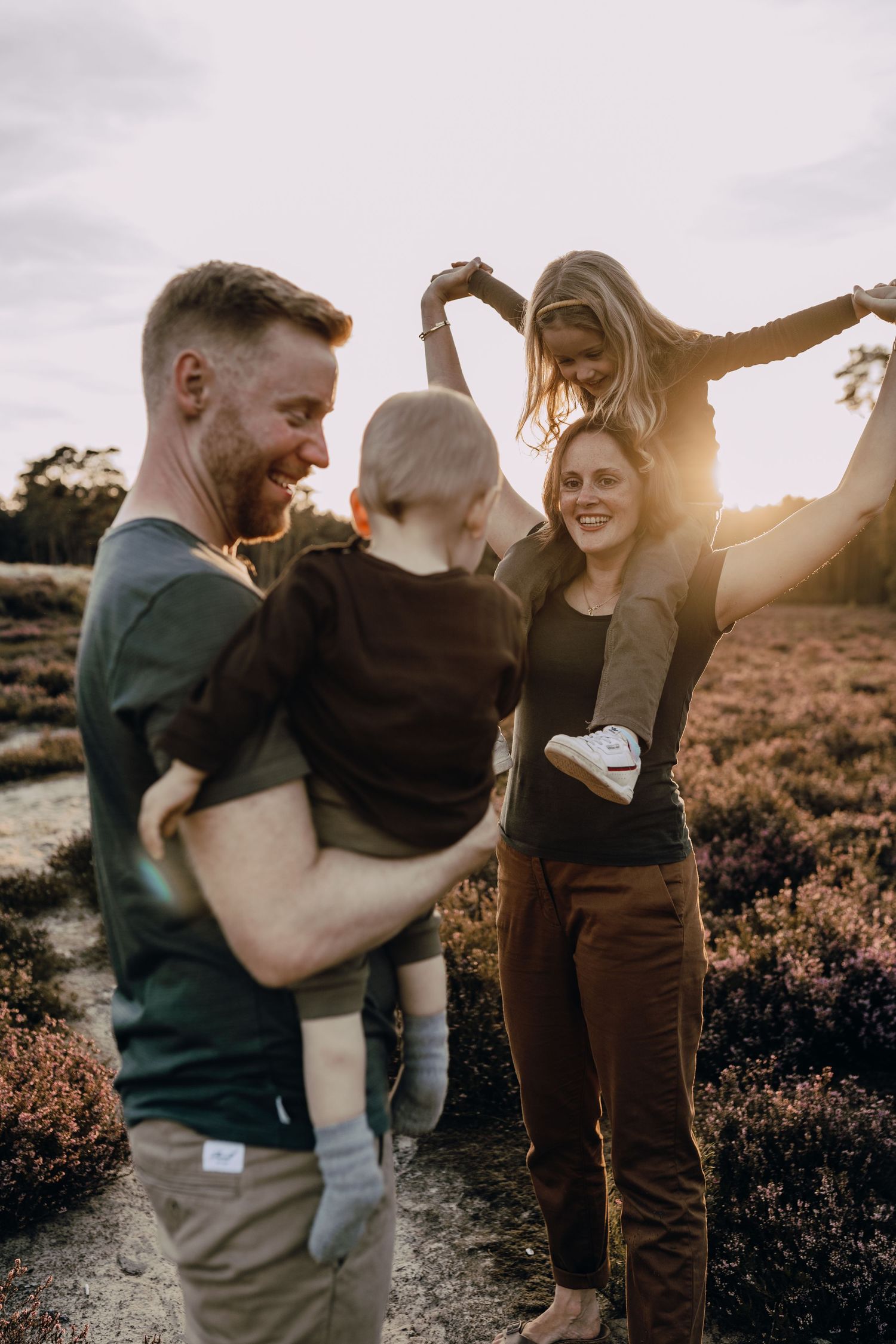 Familienshooting Schleswig-Holstein, Wedel, Sonnenuntergang, Familienfotos, Glücksmomente Kerstin Jochens, Kinder, authentisch, Sunset