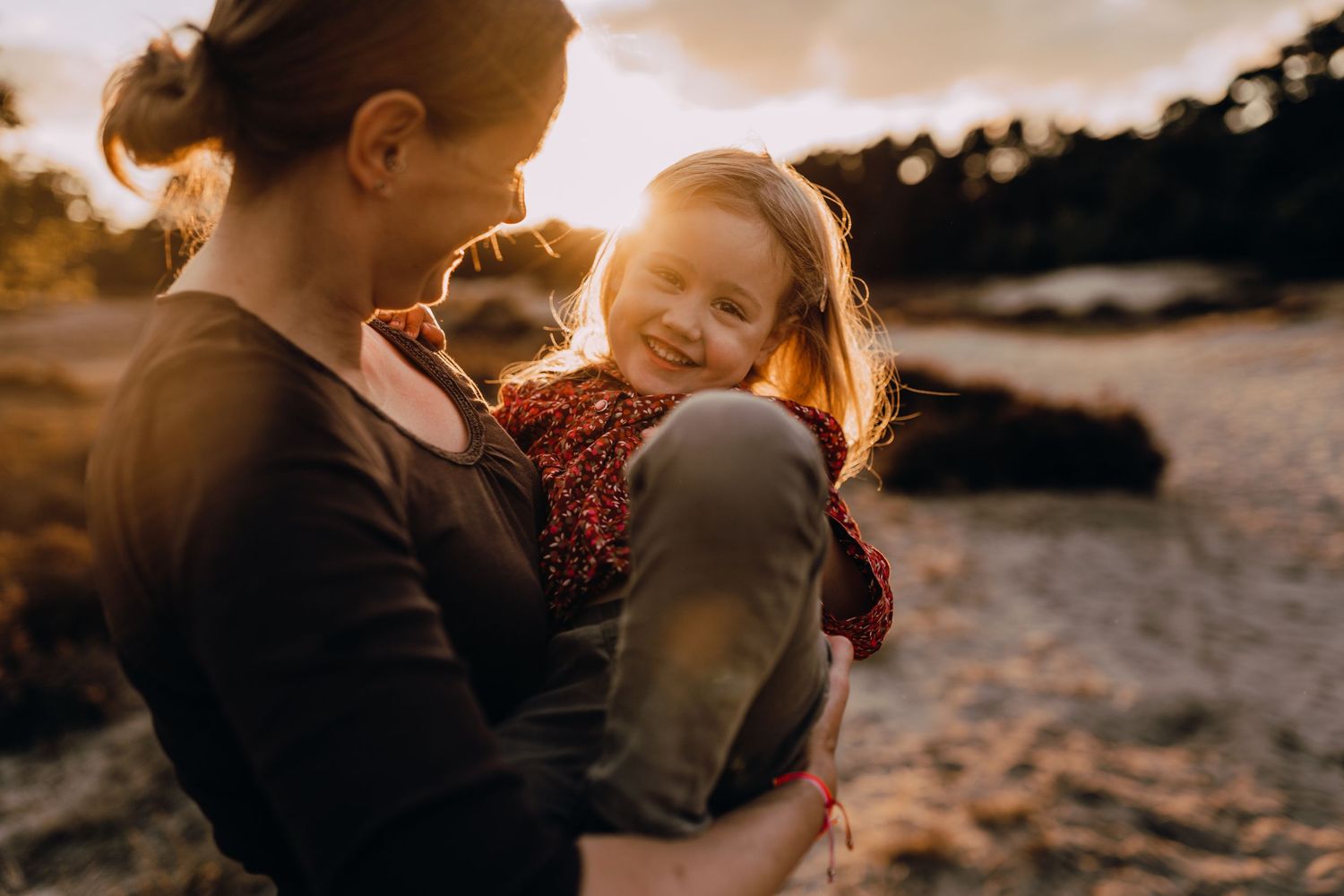 Familienshooting Schleswig-Holstein, Wedel, Sonnenuntergang, Familienfotos, Glücksmomente Kerstin Jochens, Kinder, authentisch, Sunset