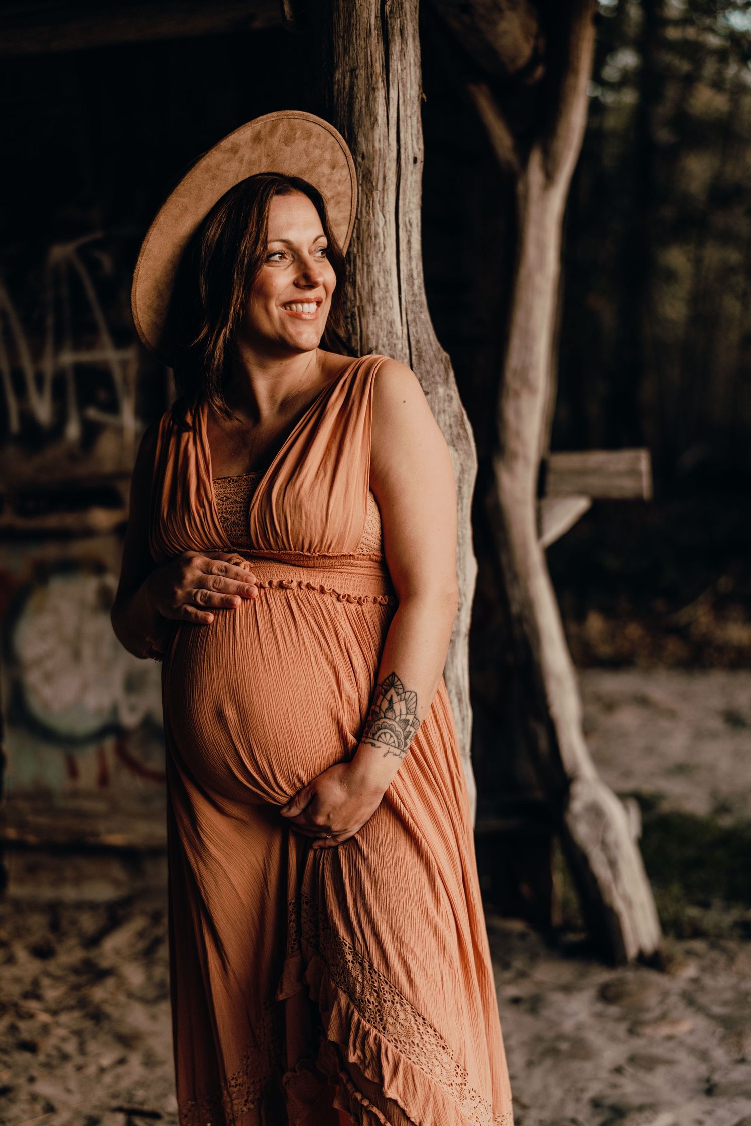 Babybauchfotografie, Glücksmomente Kerstin Jochens, Schwangerschaft, Babybilder, Schleswig-Holstein, Sonnenuntergang, authentisch, Kleid