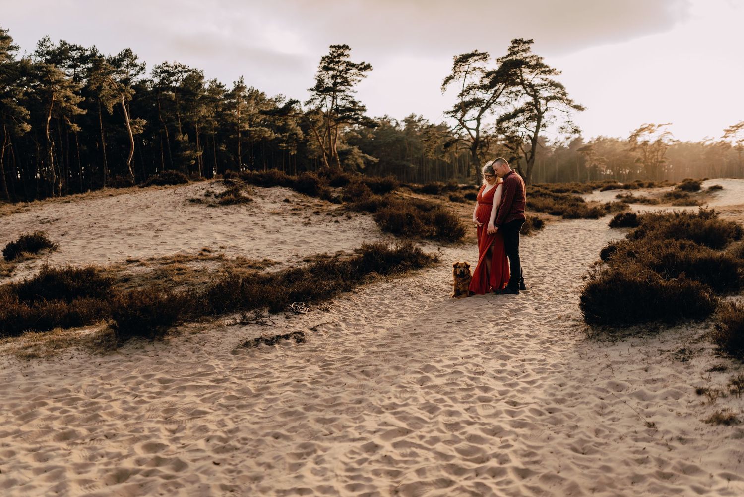 Babybauchfotografie, Glücksmomente Kerstin Jochens, Schwangerschaft, Babybilder, Schleswig-Holstein, Sonnenuntergang, authentisch, Kleid
