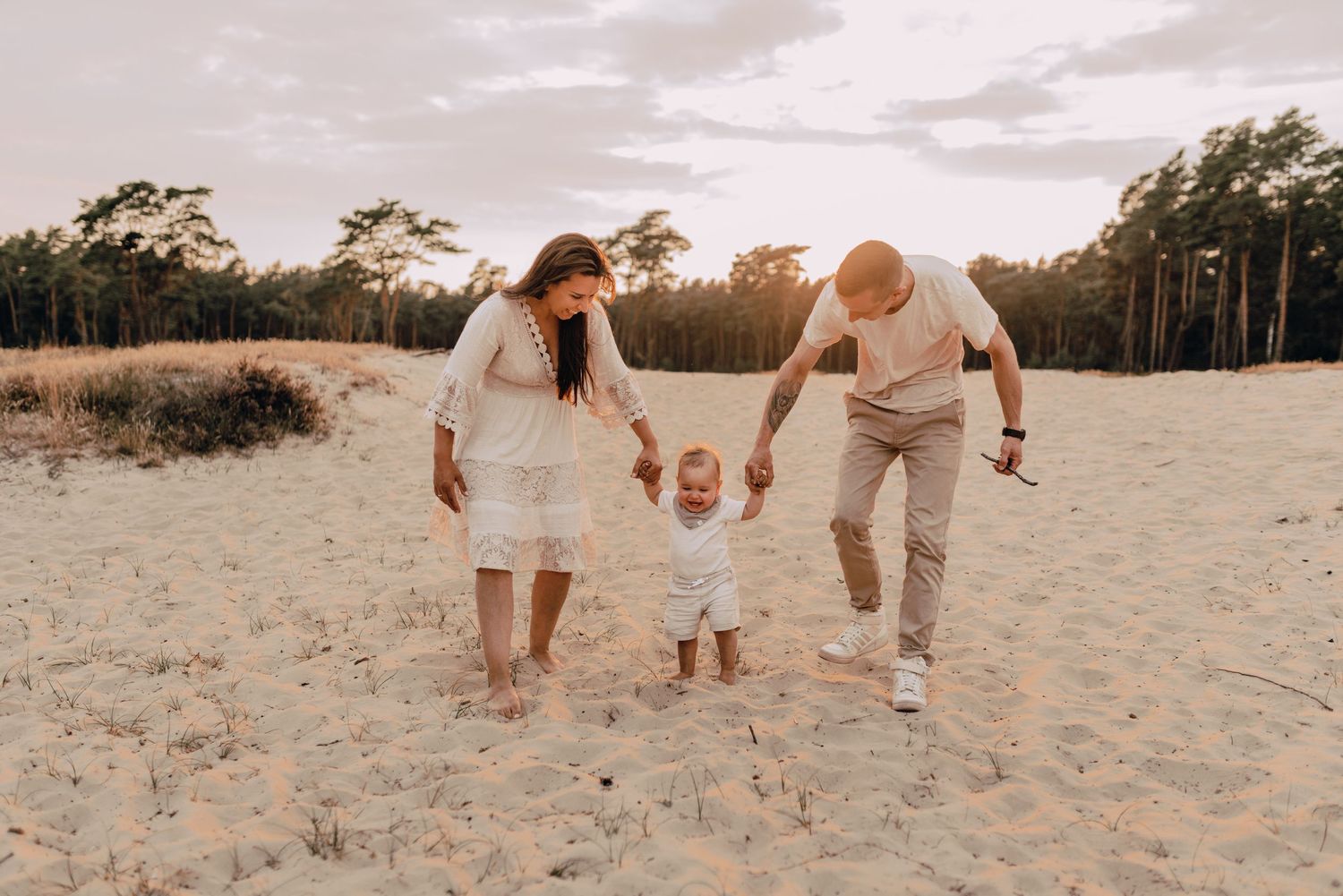 Familienshooting Schleswig-Holstein, Wedel, Sonnenuntergang, Familienfotos, Glücksmomente Kerstin Jochens, Kinder, authentisch, Sunset