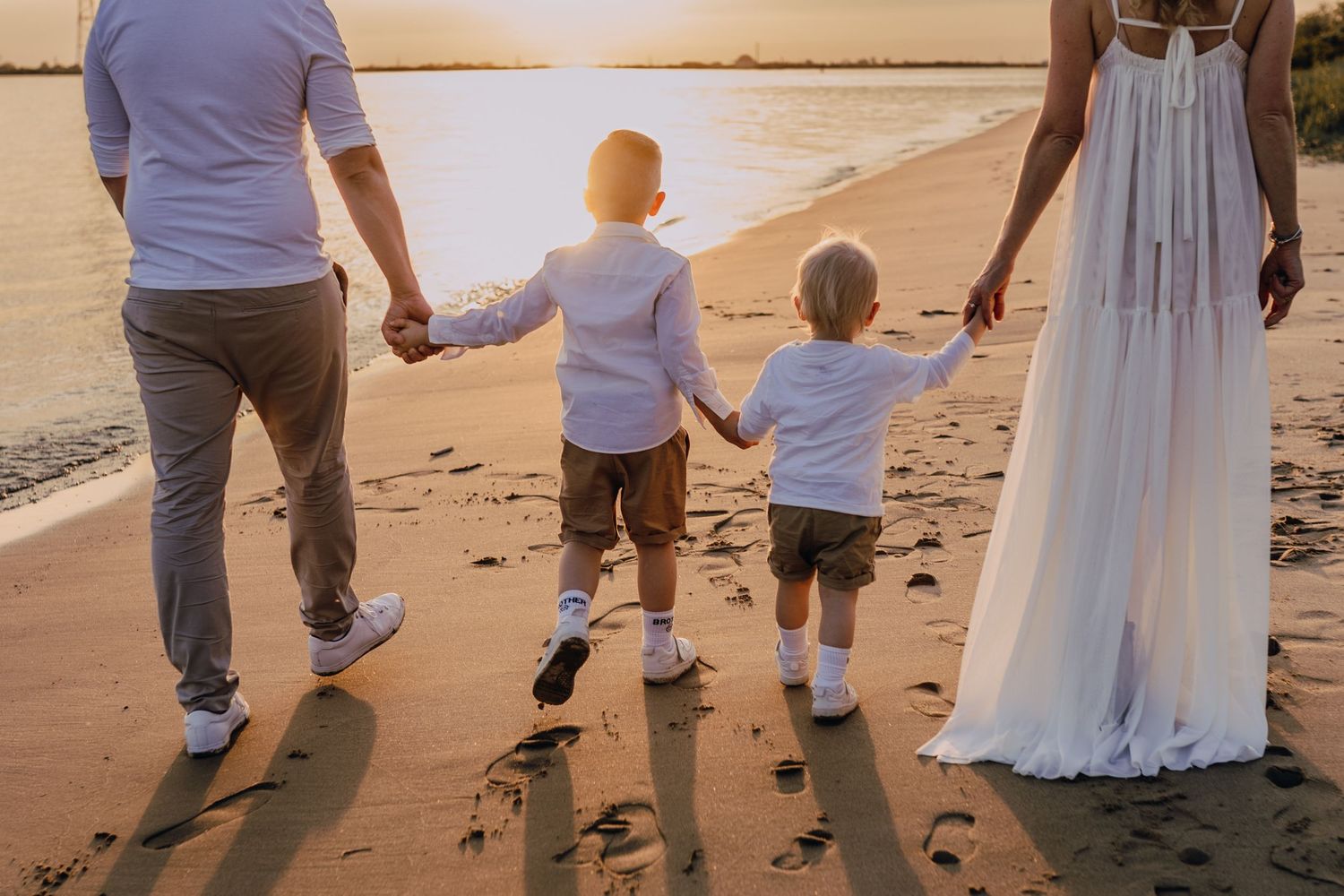 Familienshooting an der Elbe, Hamburg, Sonnenuntergang, Kinder, Fotoshooting, Glücksmomente Kerstin Jochens, Kleid, authentisch, emotional