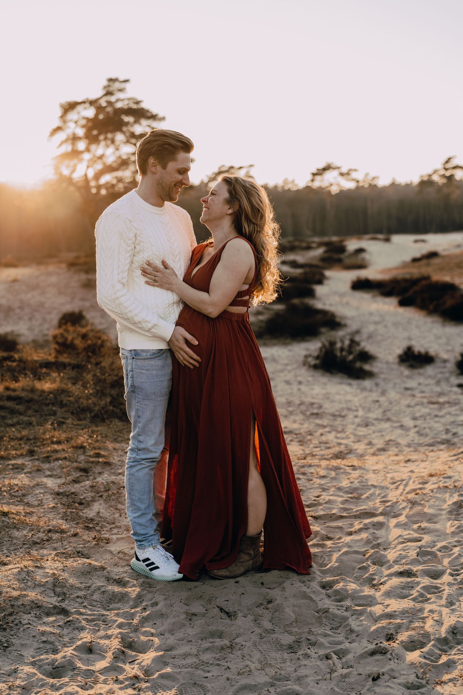 Babybauchfotografie, Glücksmomente Kerstin Jochens, Schwangerschaft, Babybilder, Schleswig-Holstein, Sonnenuntergang, authentisch, Kleid