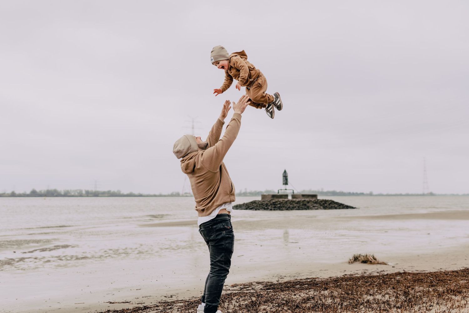 Familienshooting an der Elbe, Hamburg, Strandshooting, Kinder, Fotoshooting, Glücksmomente Kerstin Jochens, Fotograf, authentisch, emotional