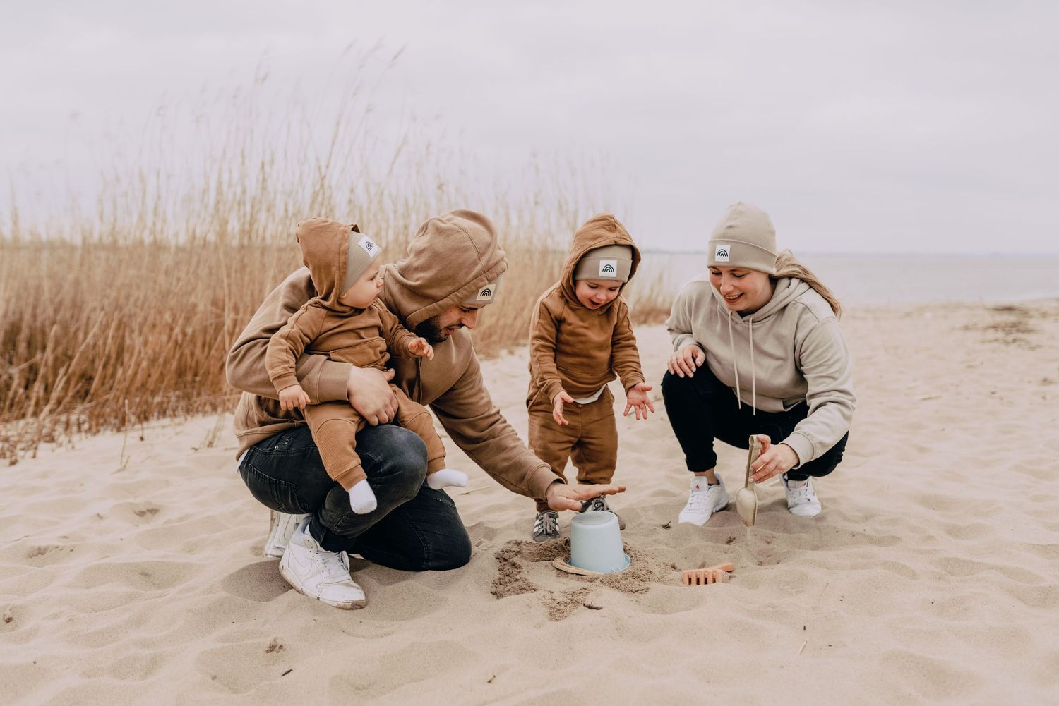 Familienshooting an der Elbe, Hamburg, Strandshooting, Kinder, Fotoshooting, Glücksmomente Kerstin Jochens, Fotograf, authentisch, emotional